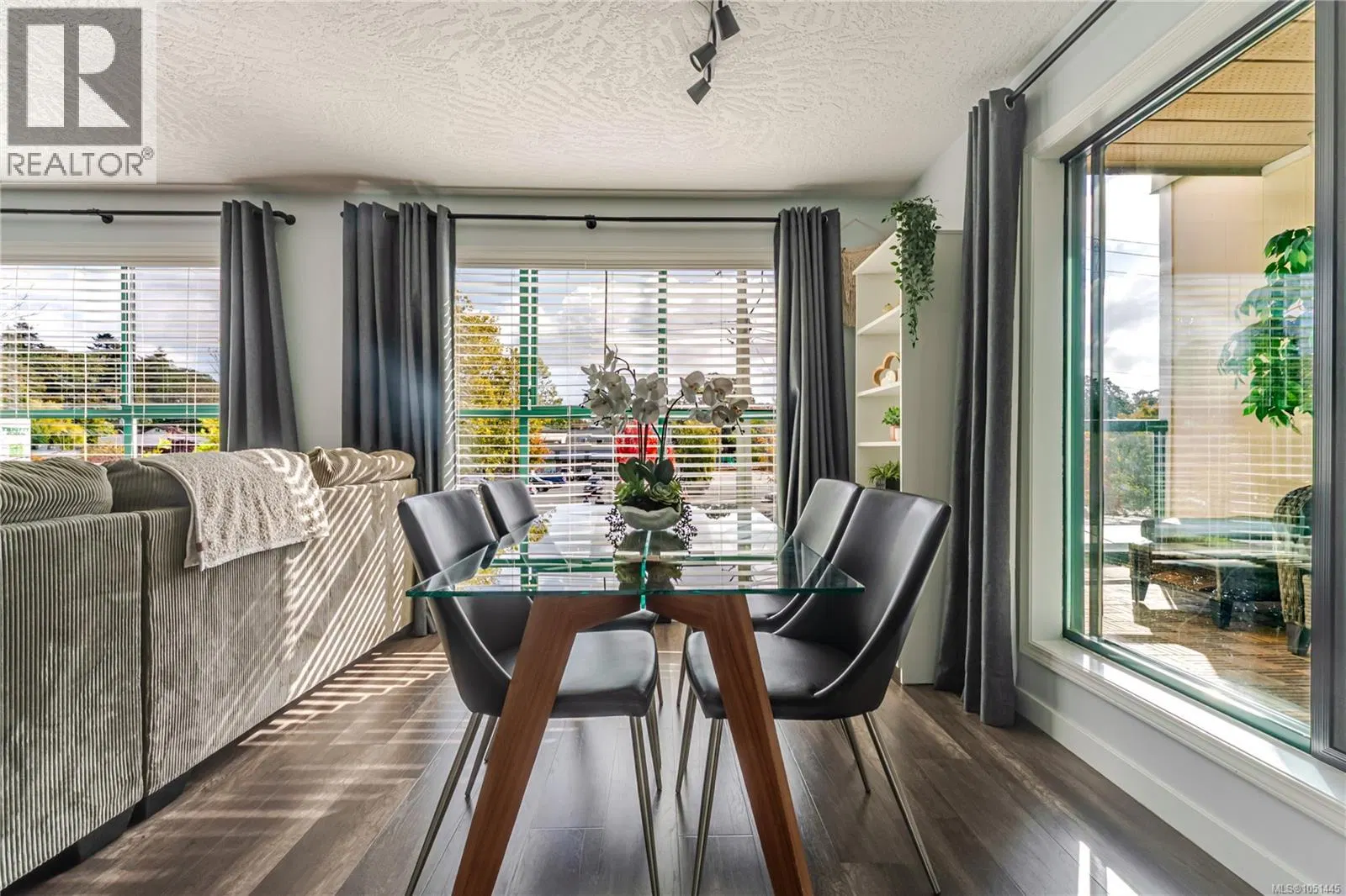 Photo 4 of 38 at #203 – 3460 Quadra Street