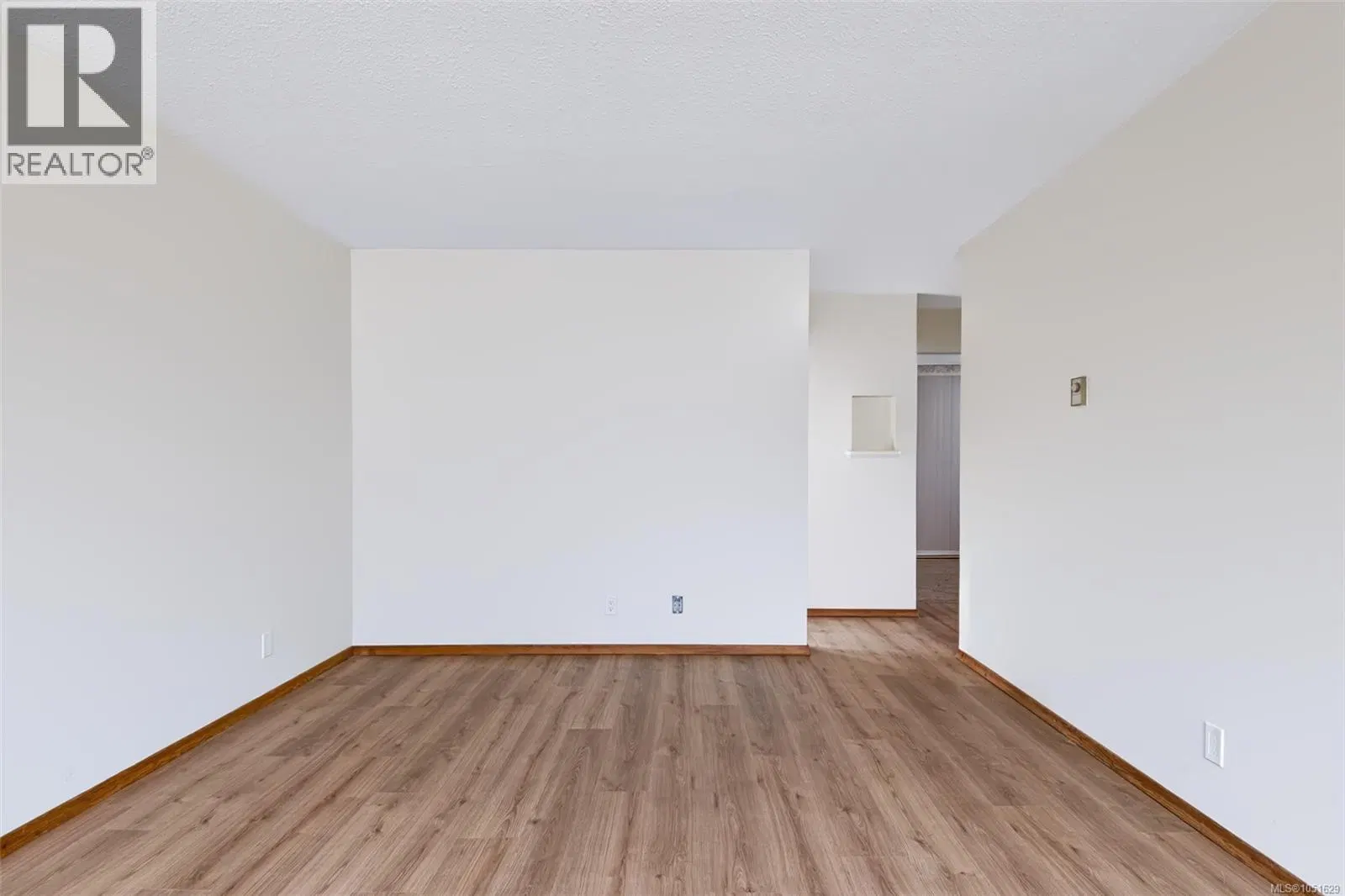 Photo 4 of 21 at 4954 Maitland Street