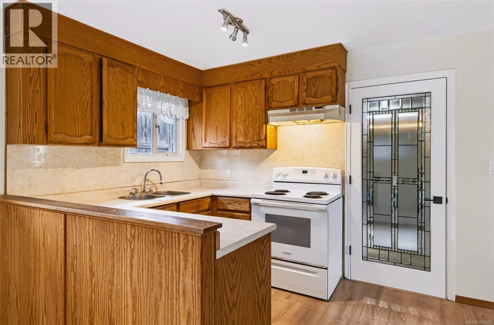 Photo 5 of 21 at 4954 Maitland Street
