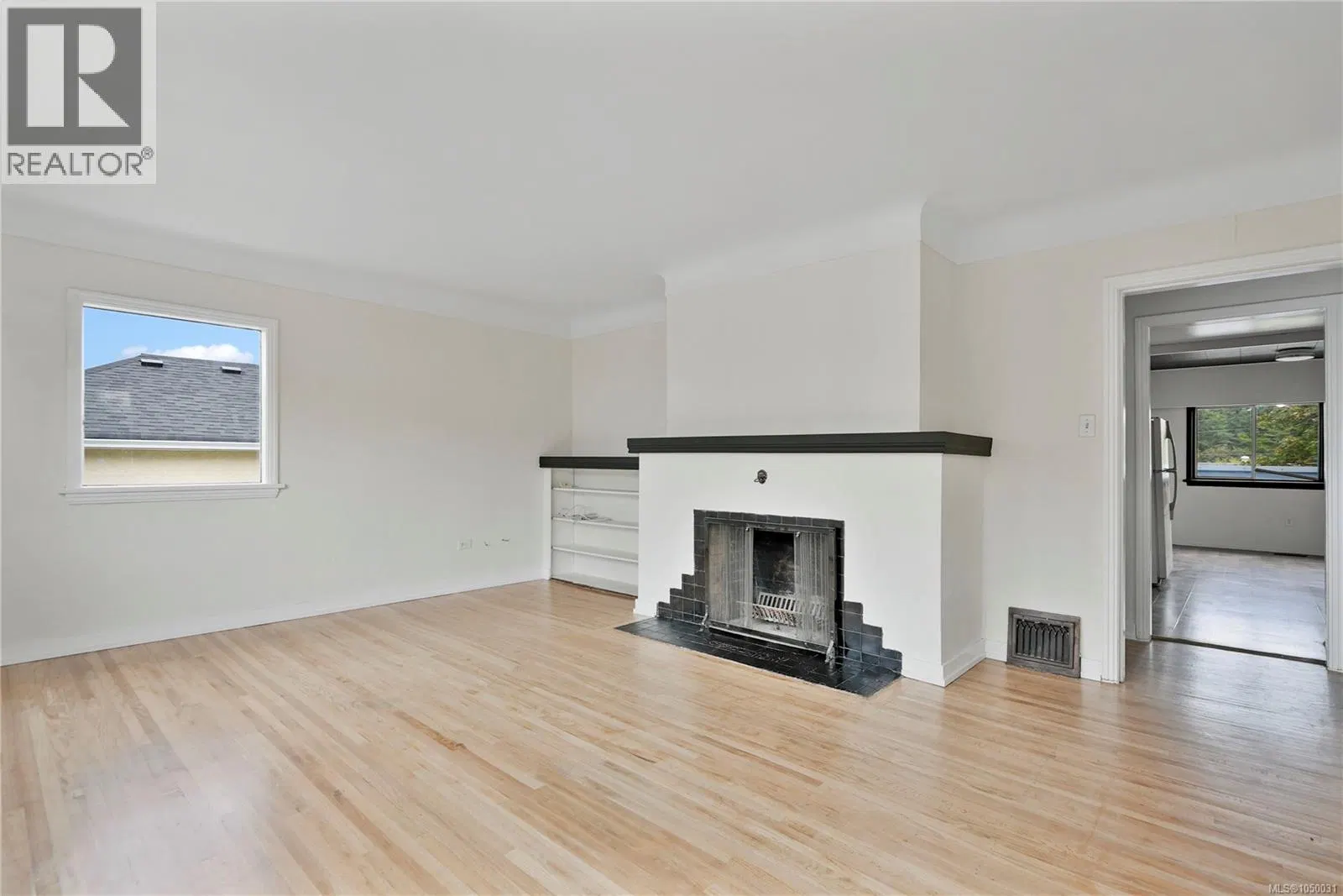 Photo 4 of 36 at 552 Davida Avenue