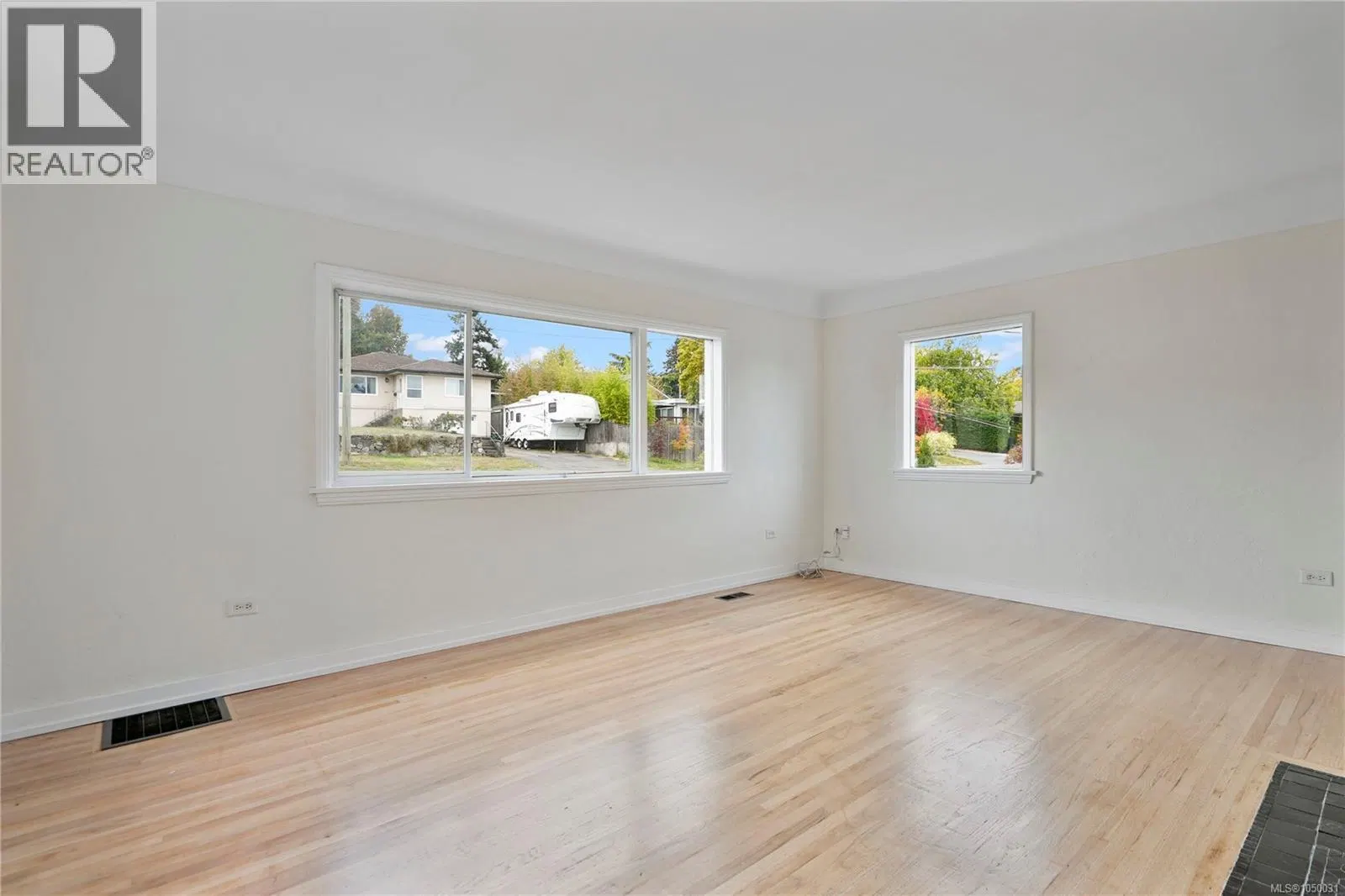Photo 5 of 36 at 552 Davida Avenue