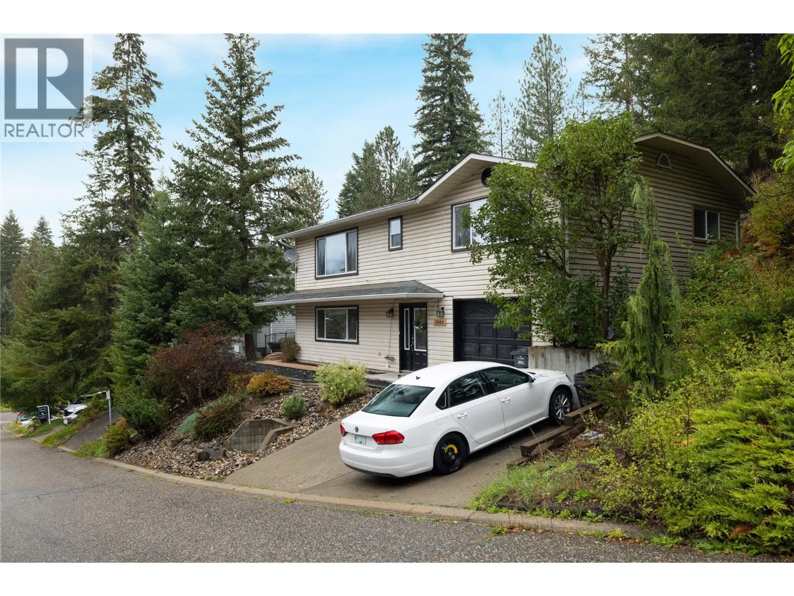 Photo 2 of 37 at 3945 Highland Park Crescent