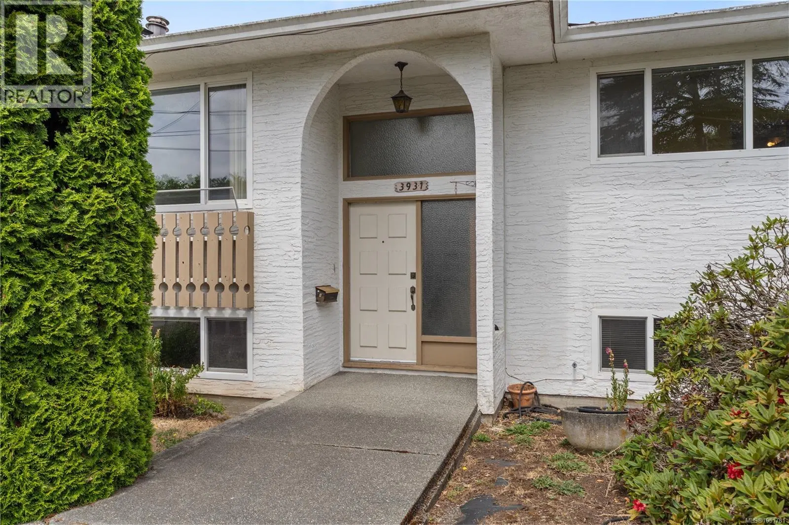 Photo 2 of 50 at 3931 Braefoot Place