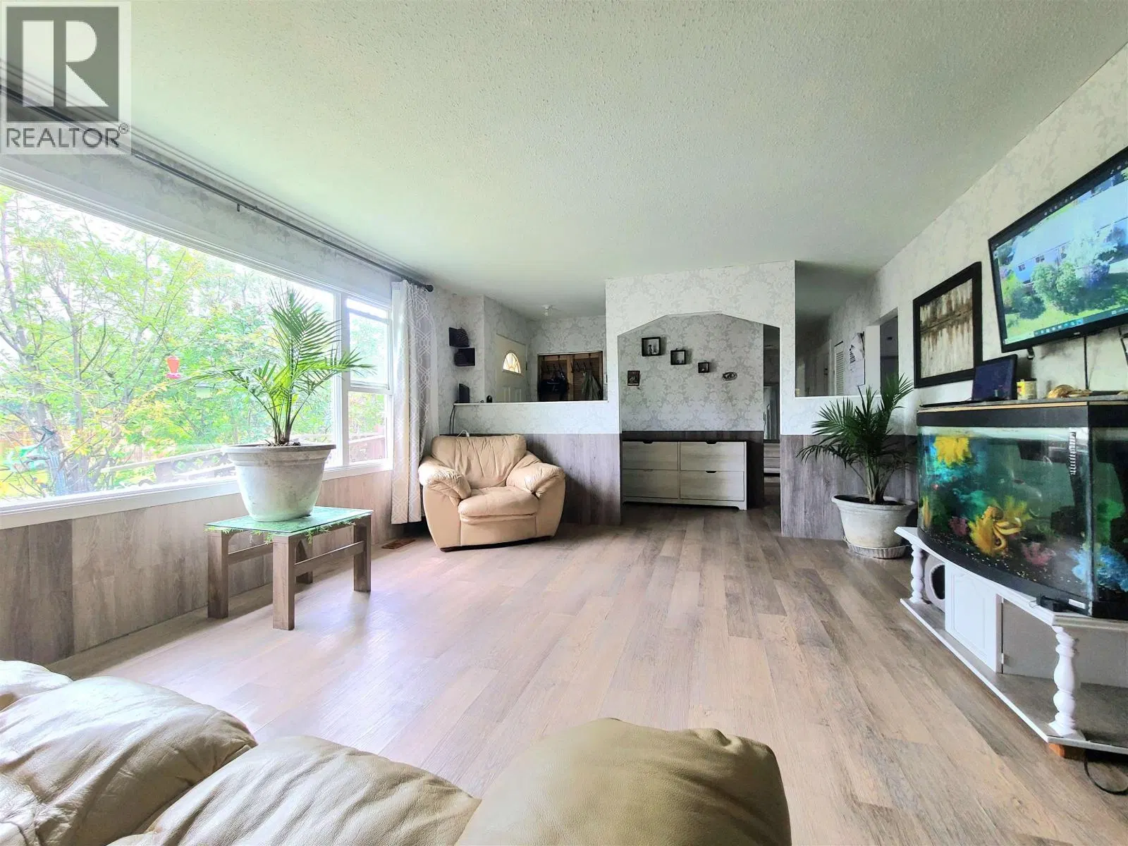 Photo 3 of 26 at 1385 MILBURN Avenue