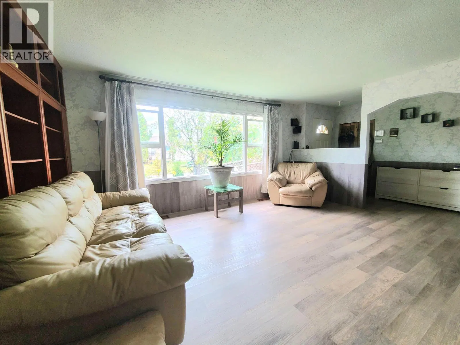 Photo 5 of 26 at 1385 MILBURN Avenue