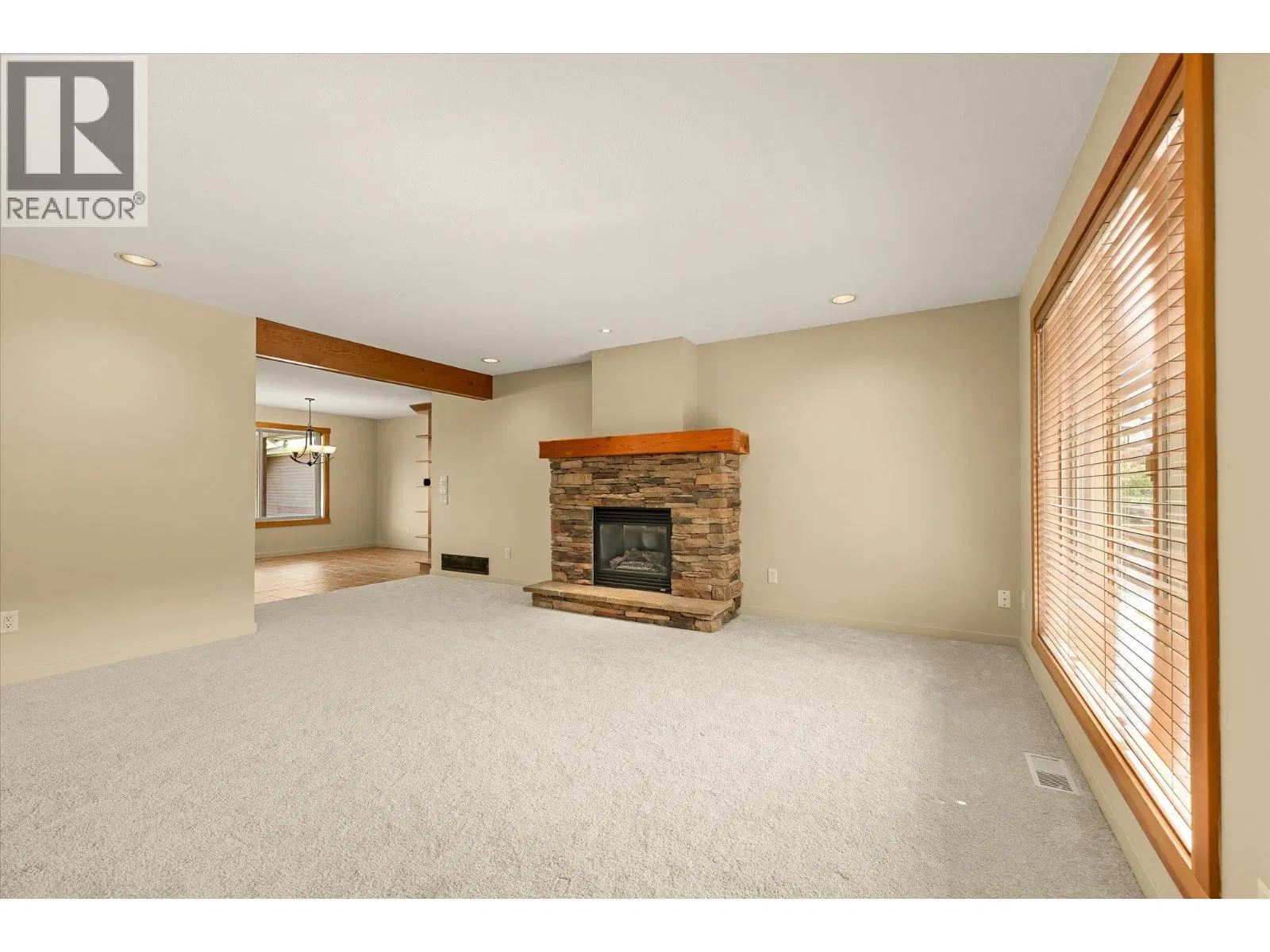 Photo 3 of 47 at 922 Paret Crescent