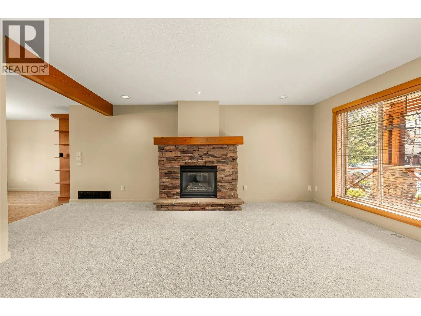 Photo 4 of 47 at 922 Paret Crescent