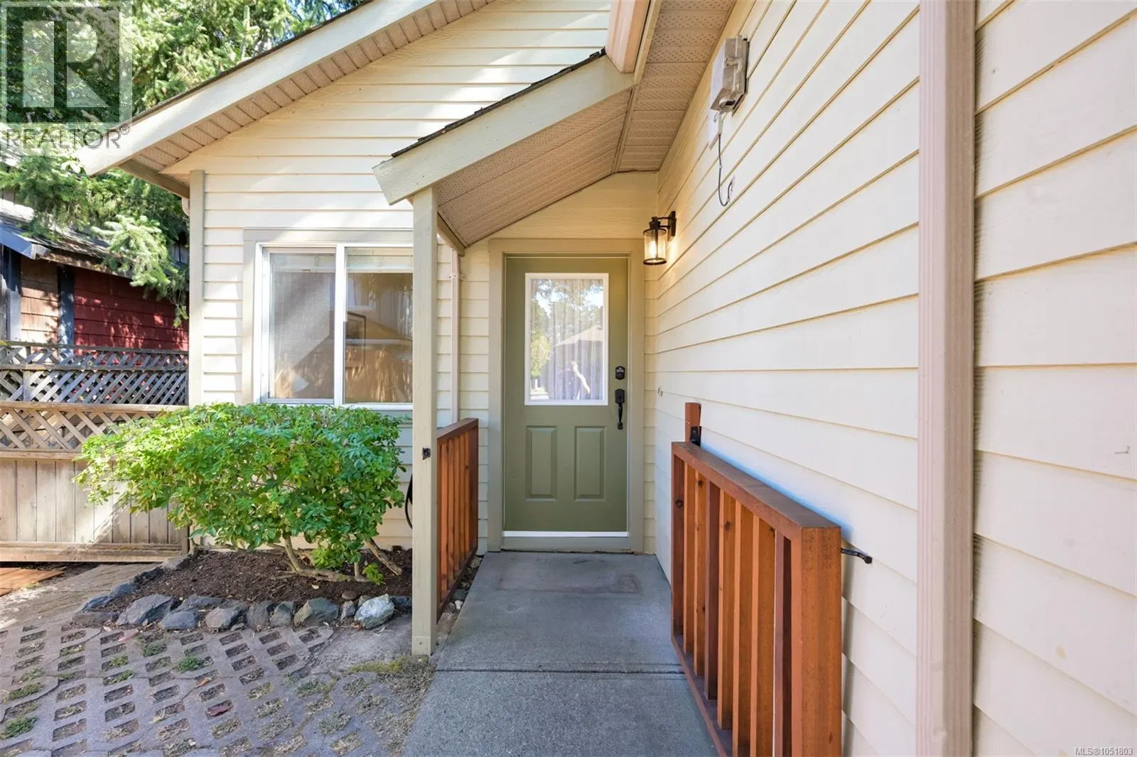 Photo 5 of 92 at 2563 Shelbourne Street