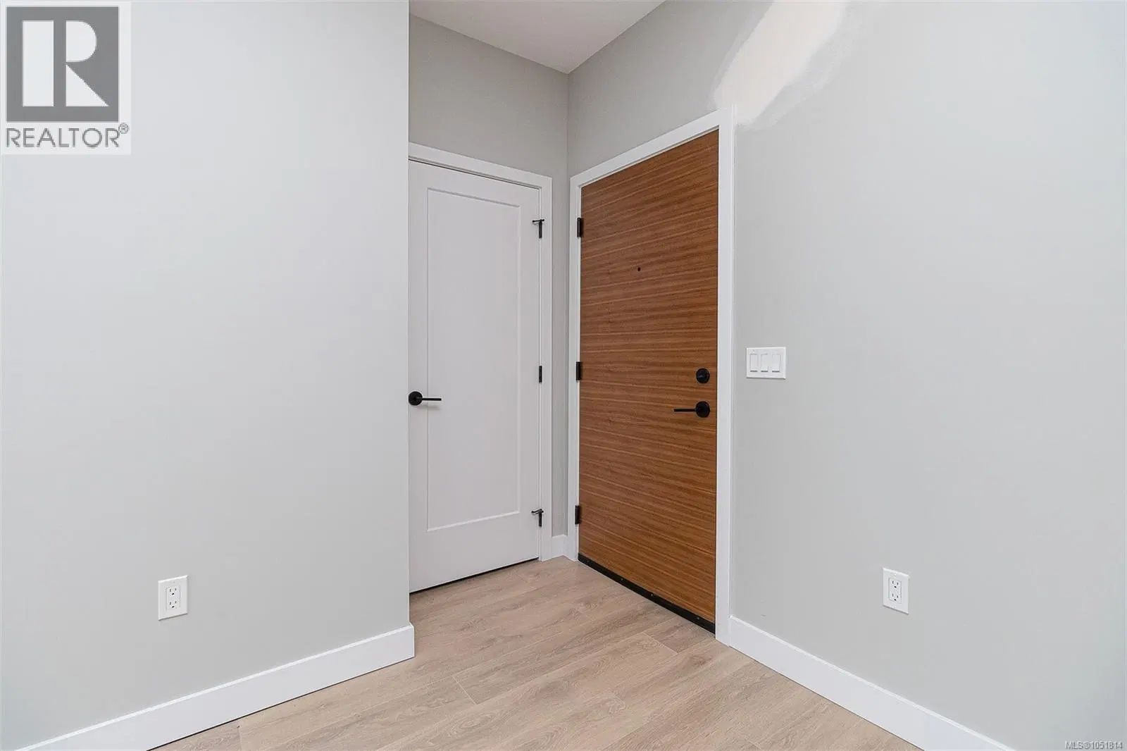 Photo 3 of 18 at #606 – 967 Whirlaway Crescent