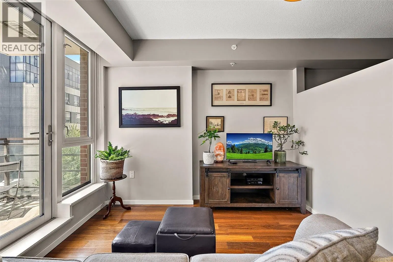 Photo 5 of 27 at #404 – 834 Johnson Street