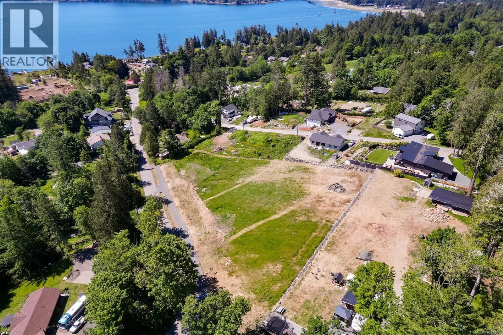 Photo 5 of 27 at 2086 Harbourview Road