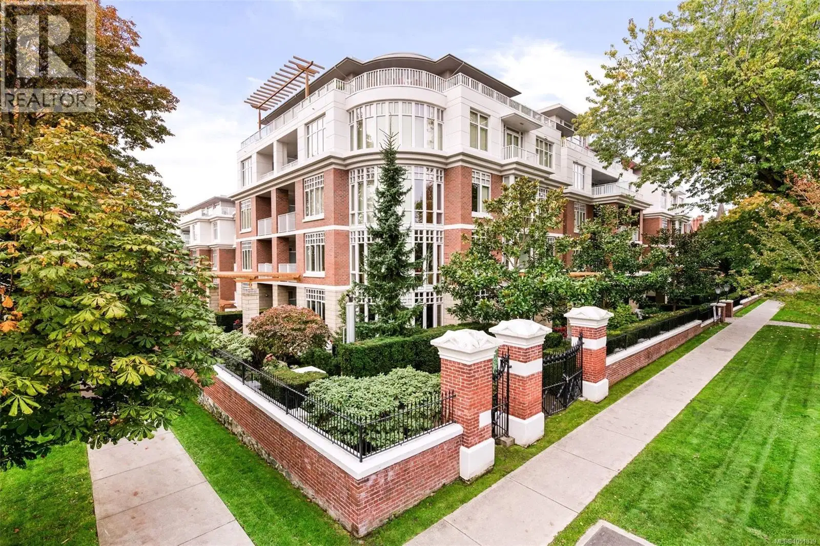 #402 – 999 Burdett Avenue