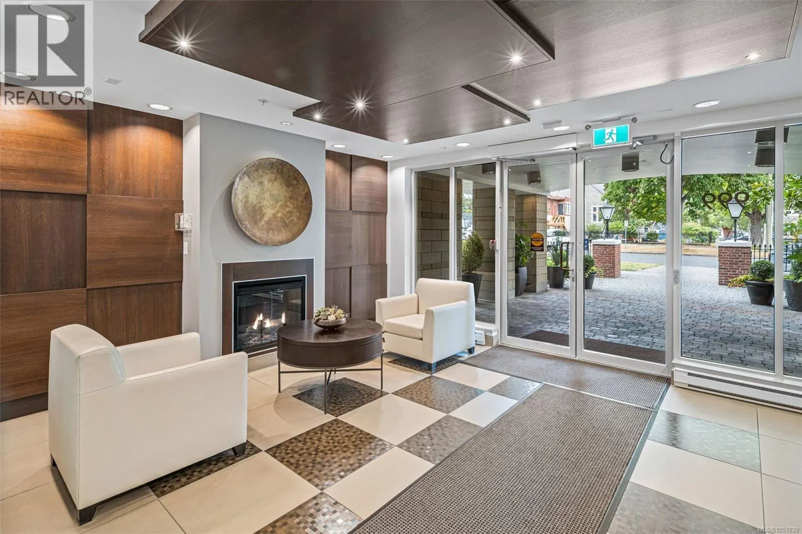 Photo 3 of 37 at #402 – 999 Burdett Avenue