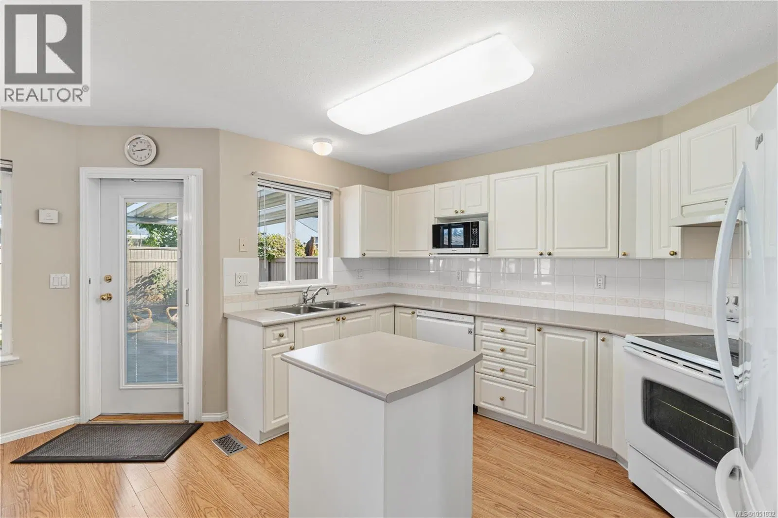 Photo 3 of 53 at 568 Hampstead Street