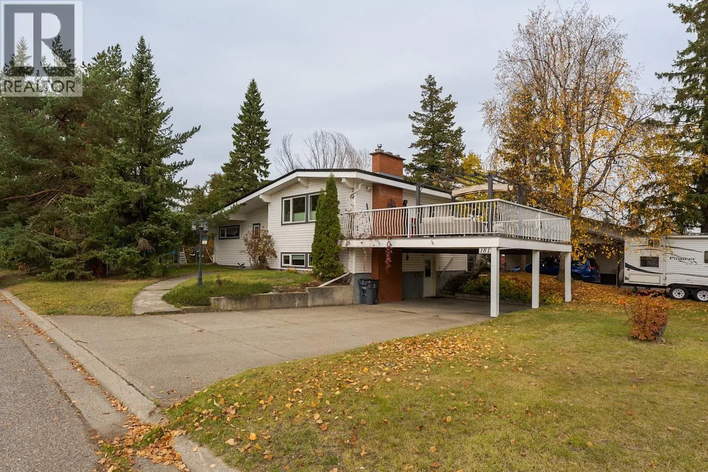 Photo 3 of 37 at 181 GORDON Crescent