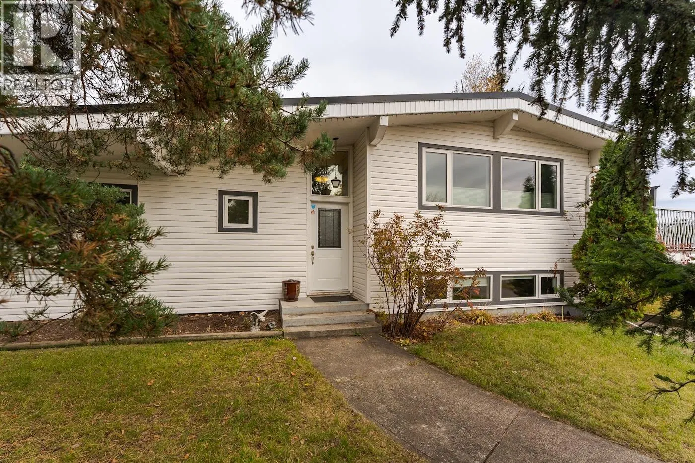 Photo 4 of 37 at 181 GORDON Crescent