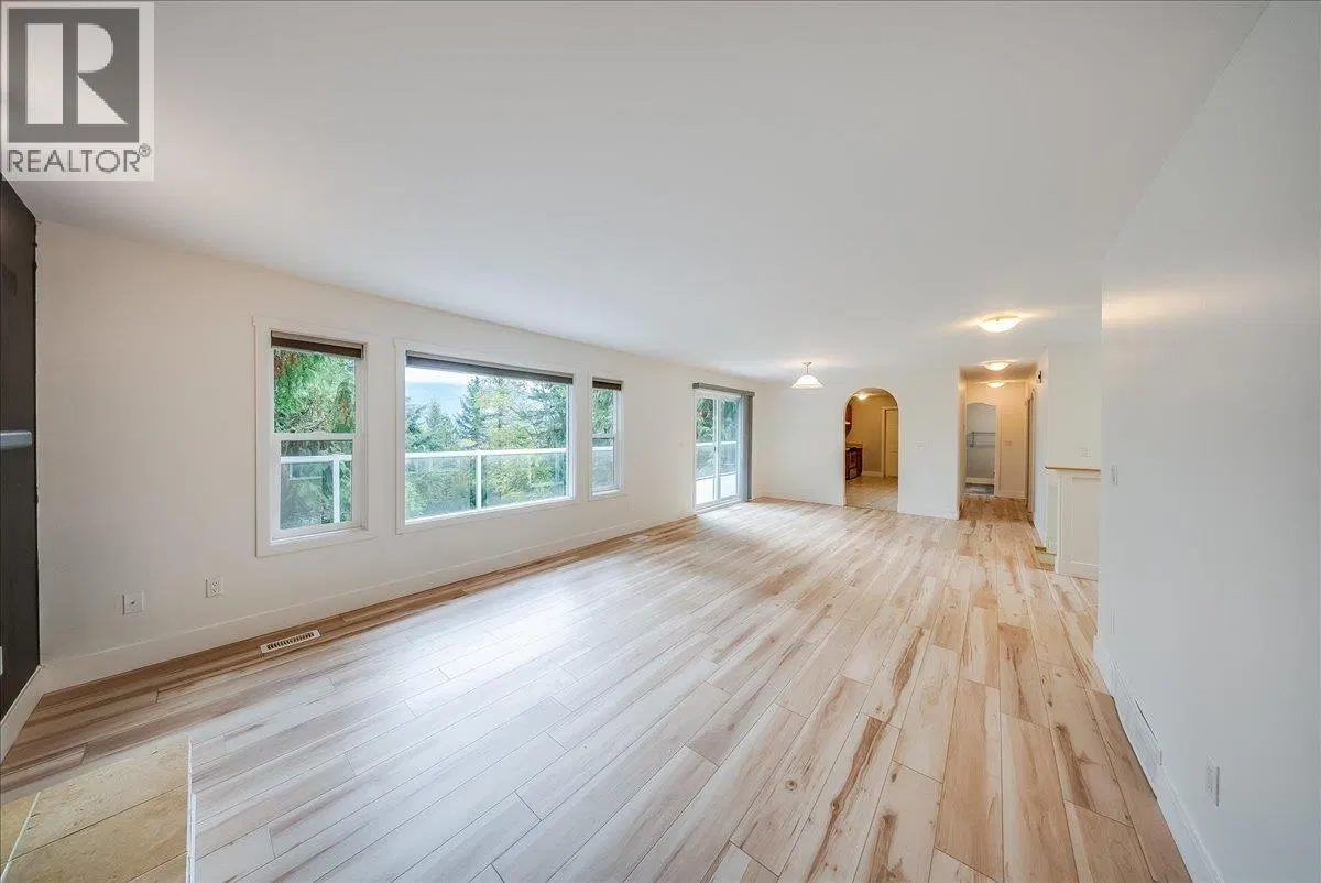 Photo 4 of 49 at 2421 12th Avenue