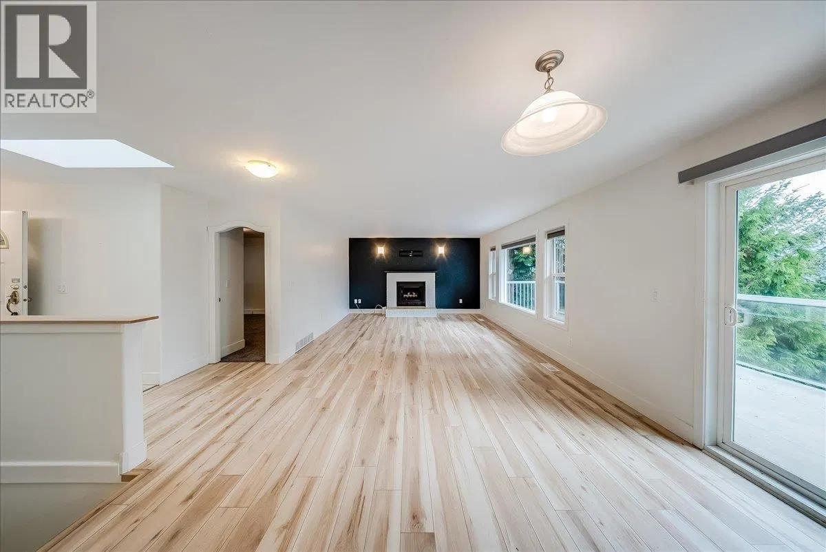 Photo 5 of 49 at 2421 12th Avenue