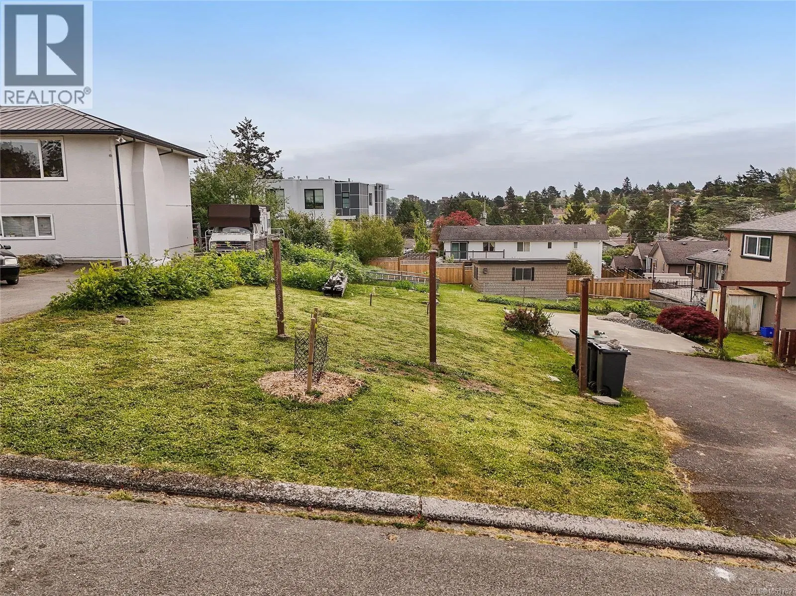 Photo 3 of 25 at 1079 GOSPER Crescent