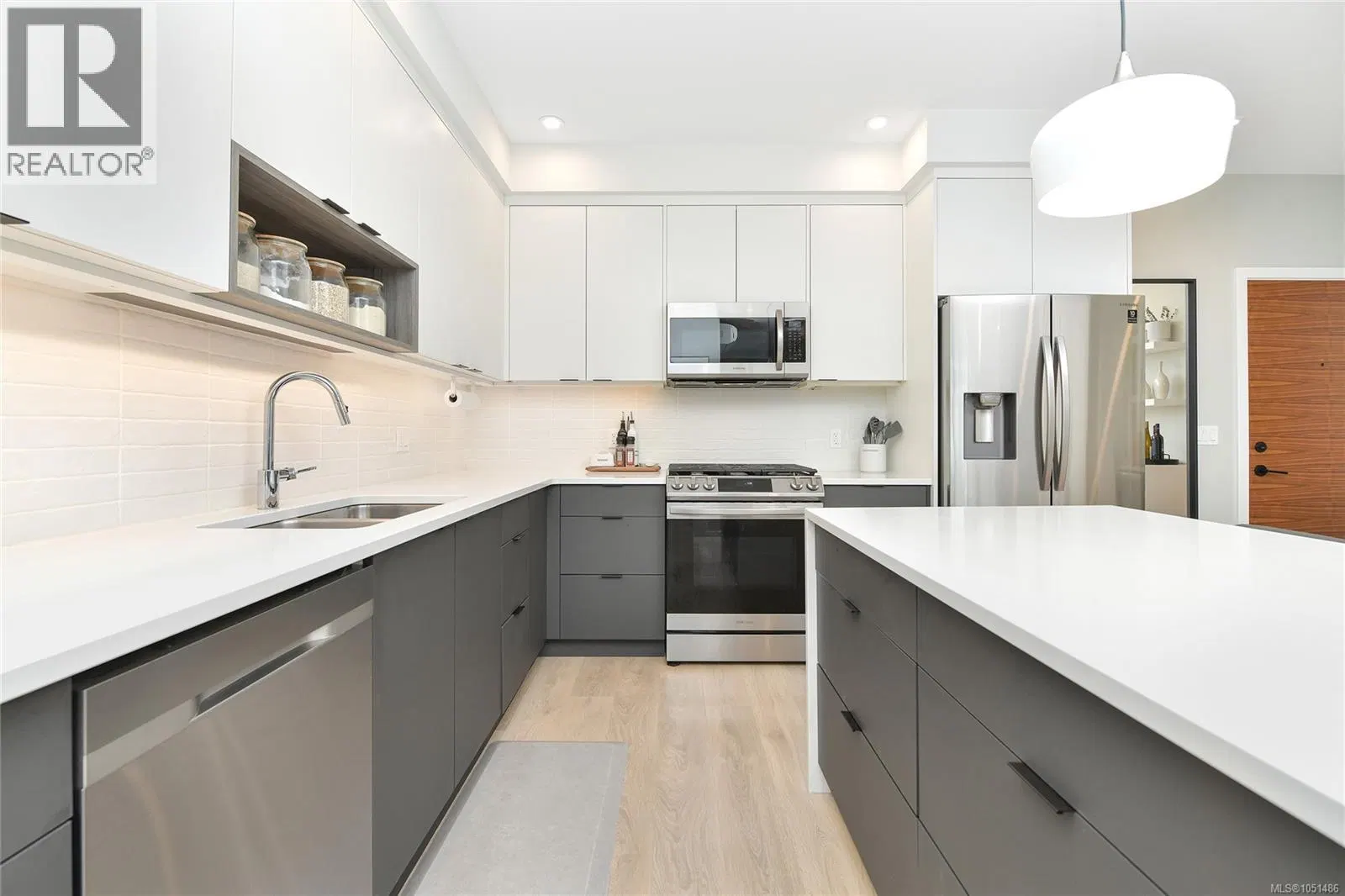 Photo 5 of 27 at #404 – 967 Whirlaway Crescent
