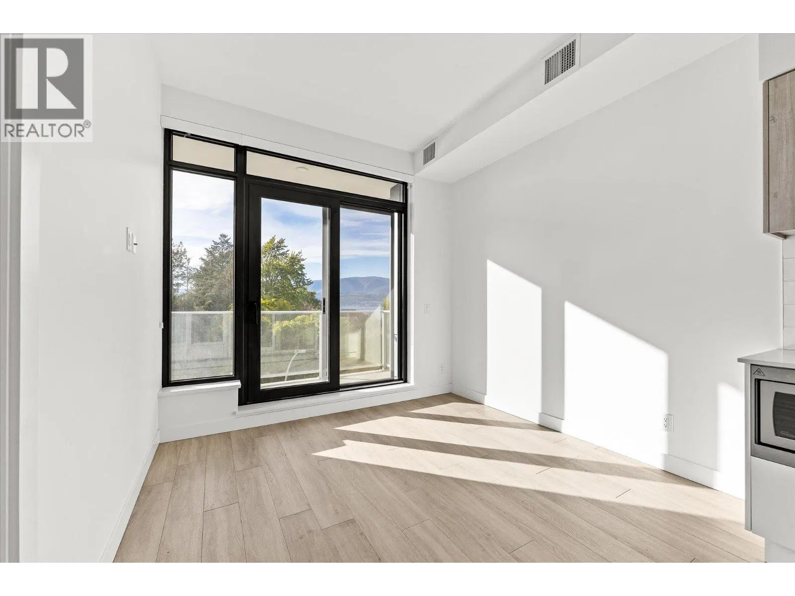 Photo 4 of 47 at #407 – 3699 Capozzi Road