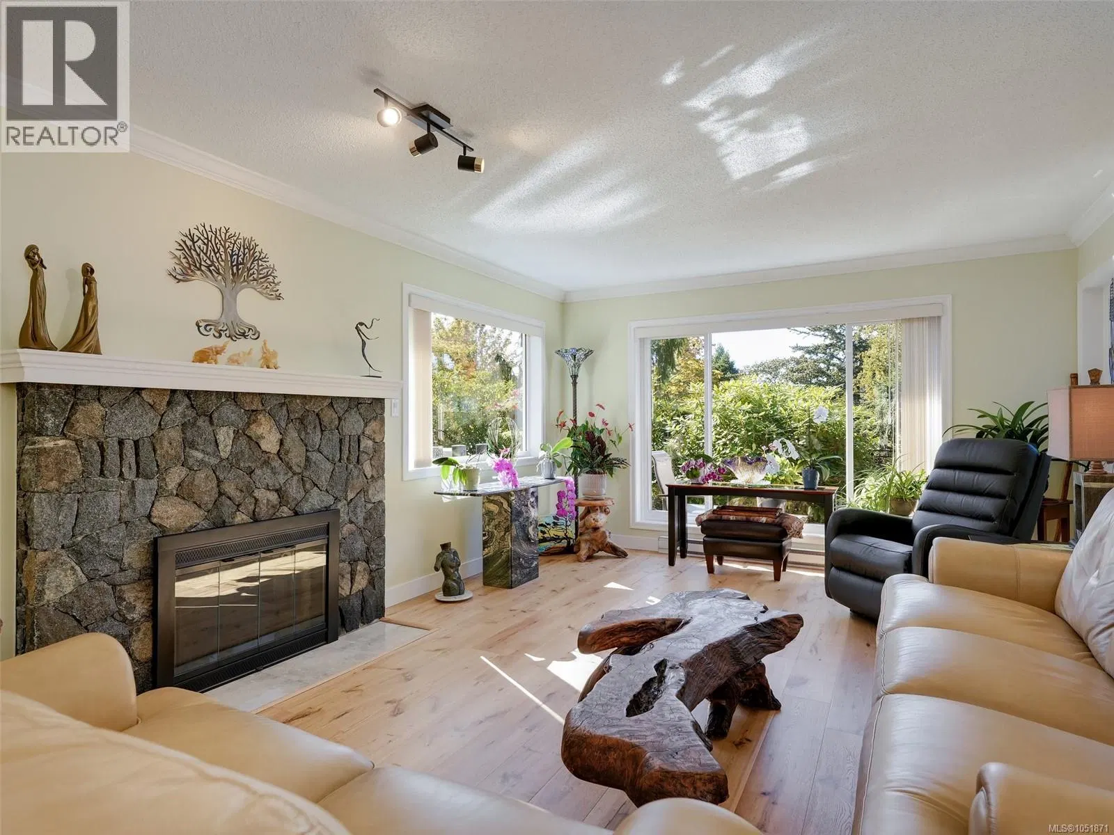 Photo 2 of 39 at #901 – 2829 Arbutus Road