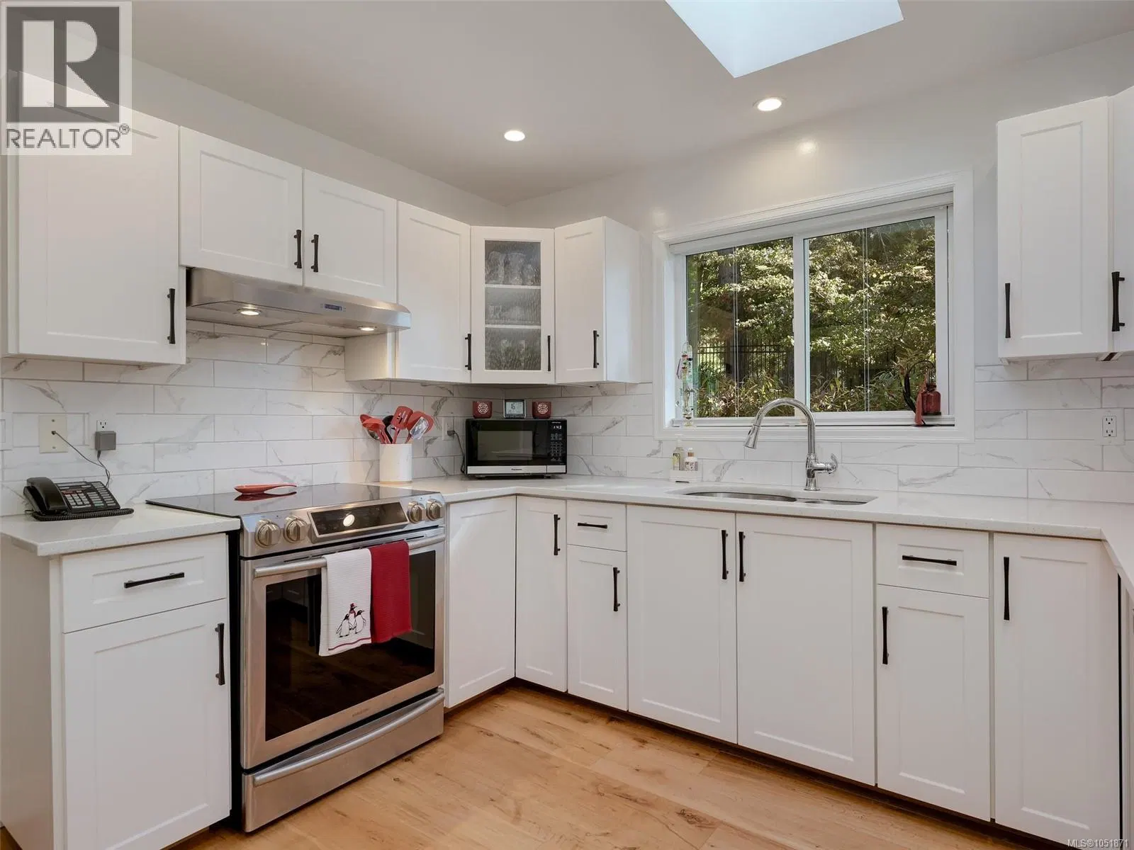 Photo 5 of 39 at #901 – 2829 Arbutus Road