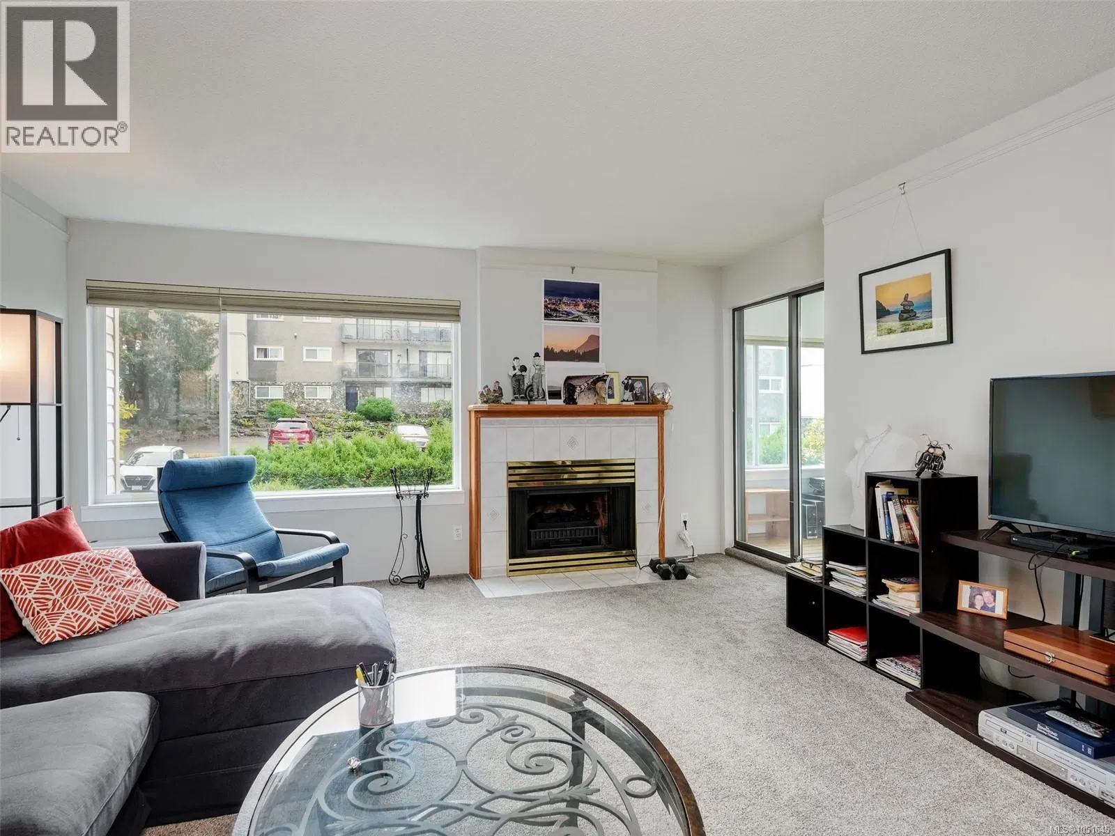 Photo 3 of 25 at #203 – 3260 Quadra Street
