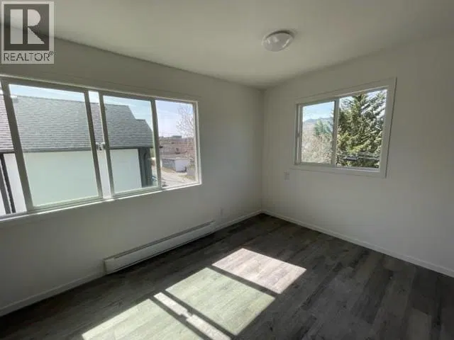 Photo 5 of 14 at 631 Burns Street