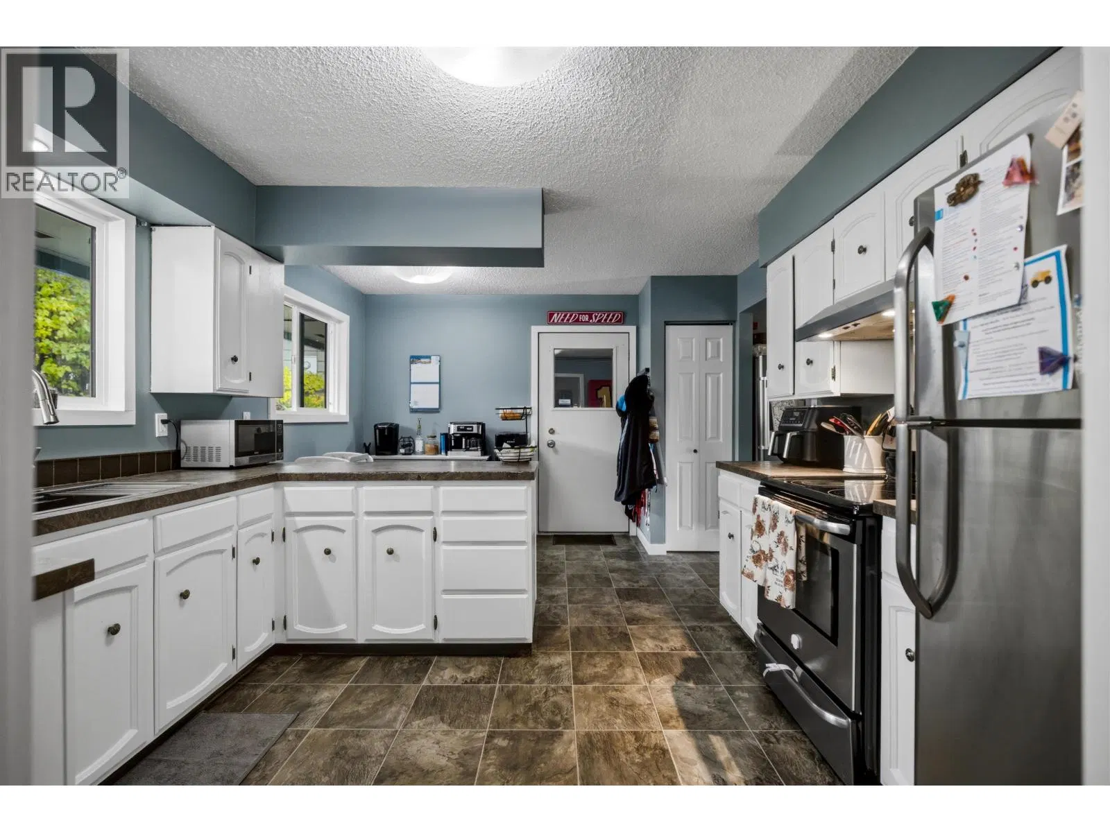 Photo 4 of 33 at 319 CLEARVIEW Crescent