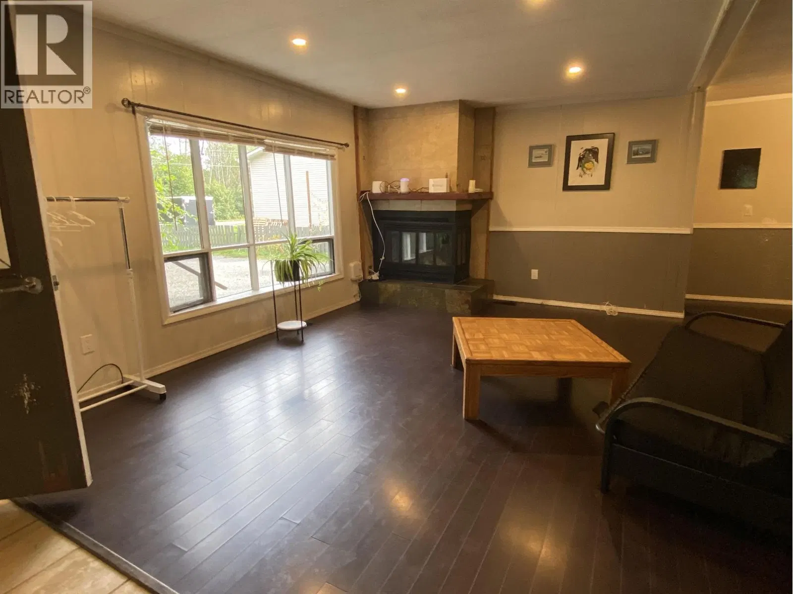 Photo 4 of 32 at 3927 CRESCENTVIEW Avenue