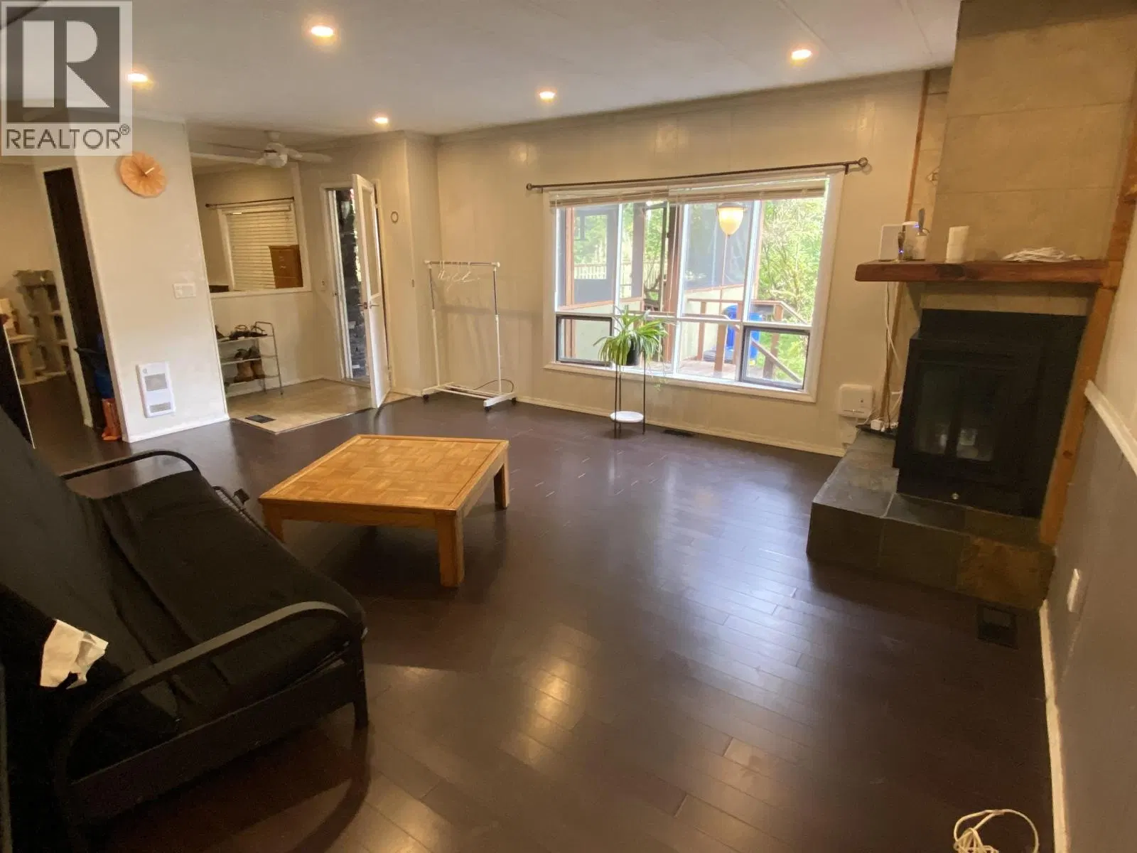 Photo 5 of 32 at 3927 CRESCENTVIEW Avenue