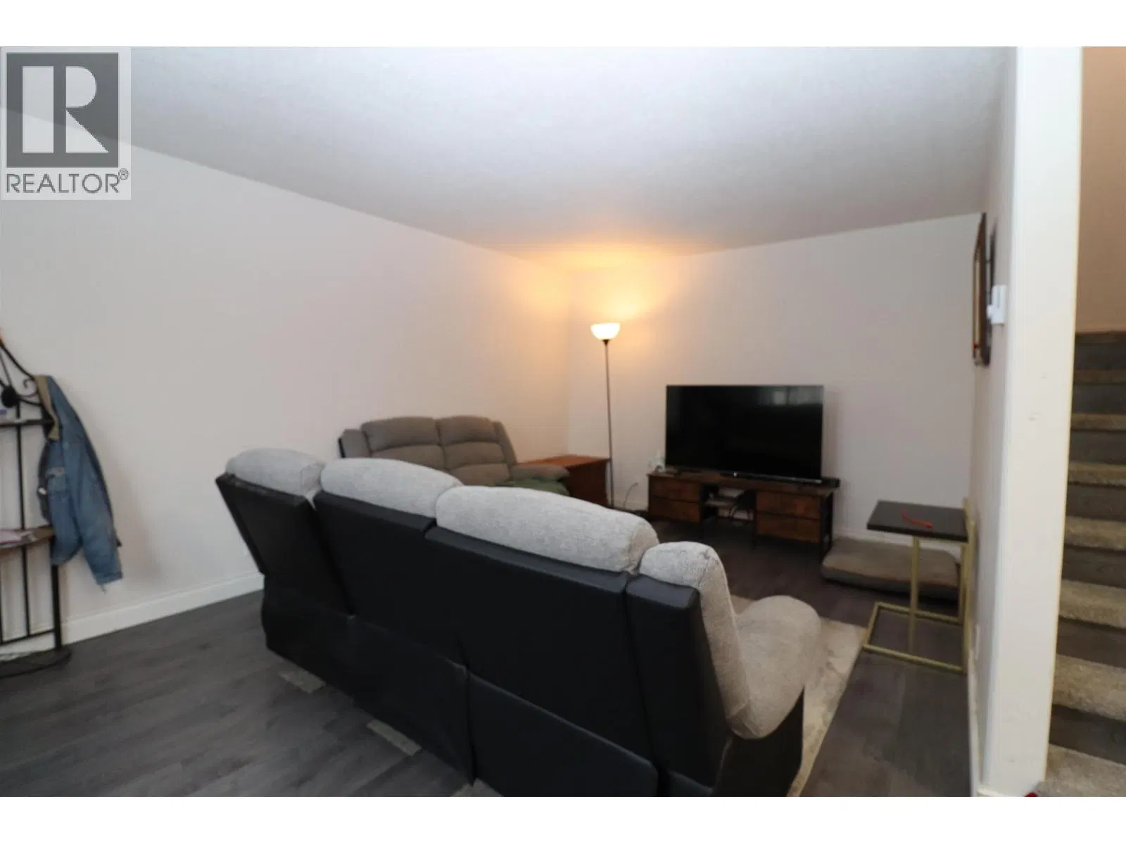 Photo 2 of 17 at 2114 STRATHCONA Avenue