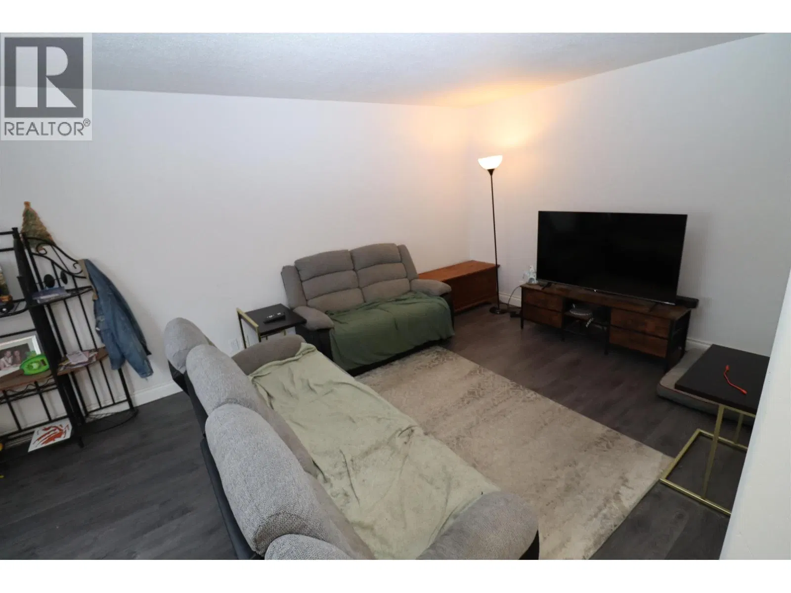 Photo 3 of 17 at 2114 STRATHCONA Avenue