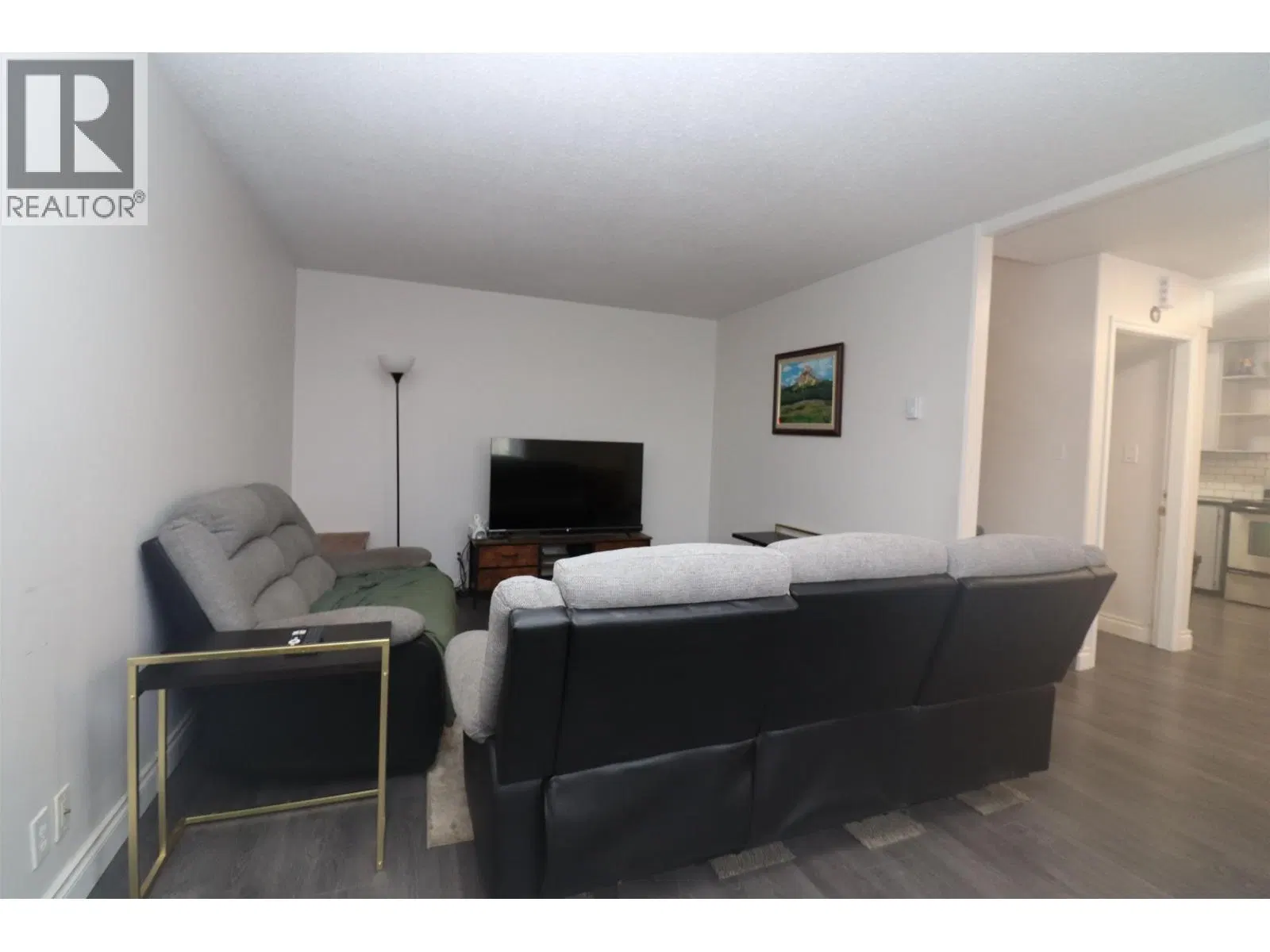 Photo 4 of 17 at 2114 STRATHCONA Avenue