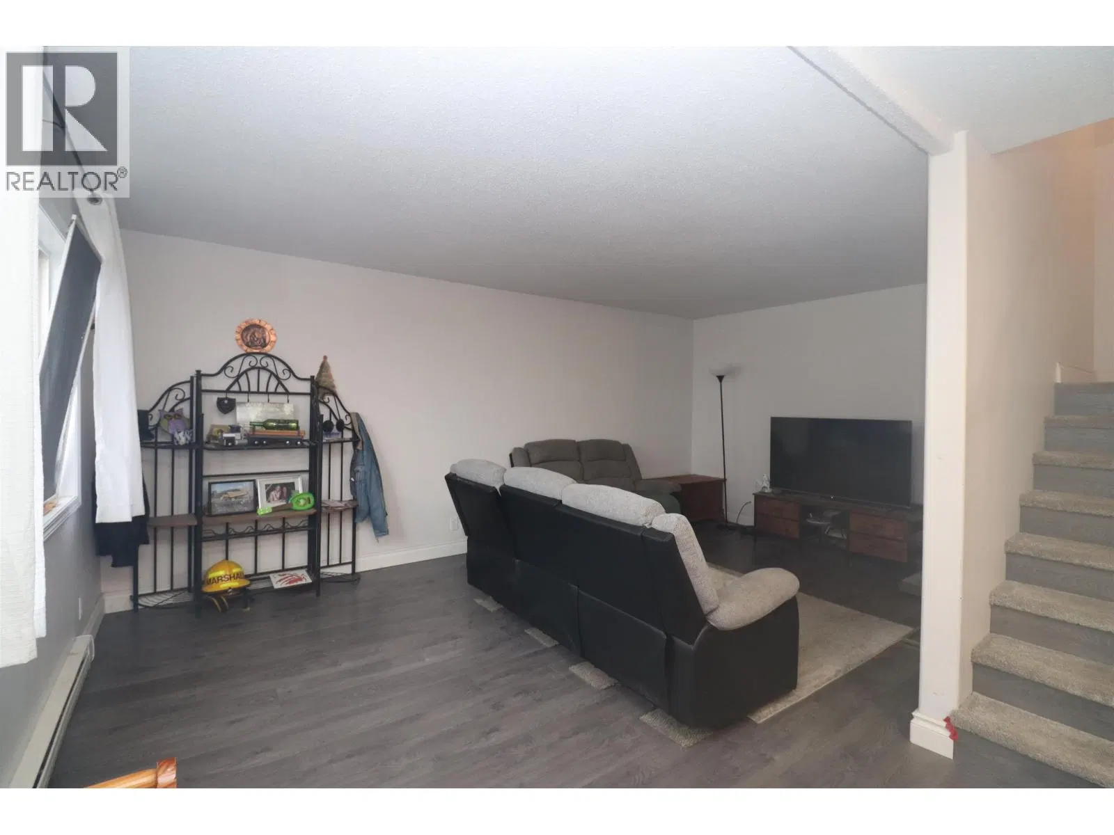 Photo 5 of 17 at 2114 STRATHCONA Avenue
