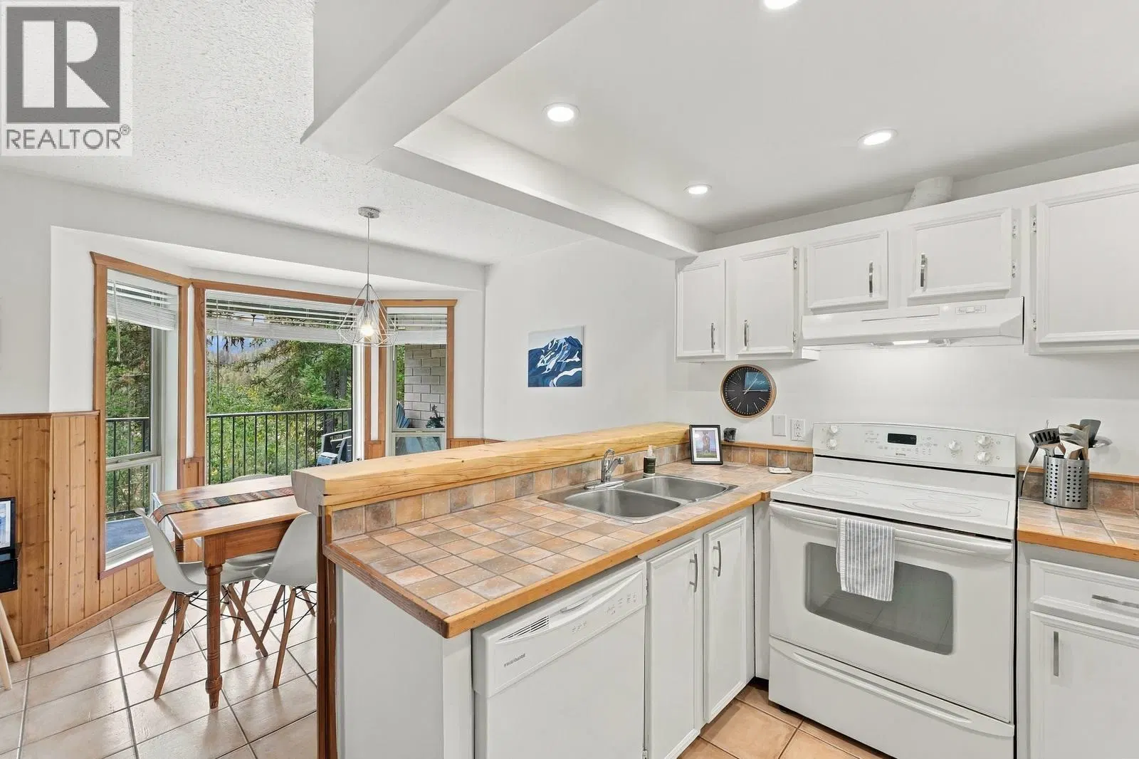Photo 2 of 36 at #805 – 225 CLEARVIEW Road