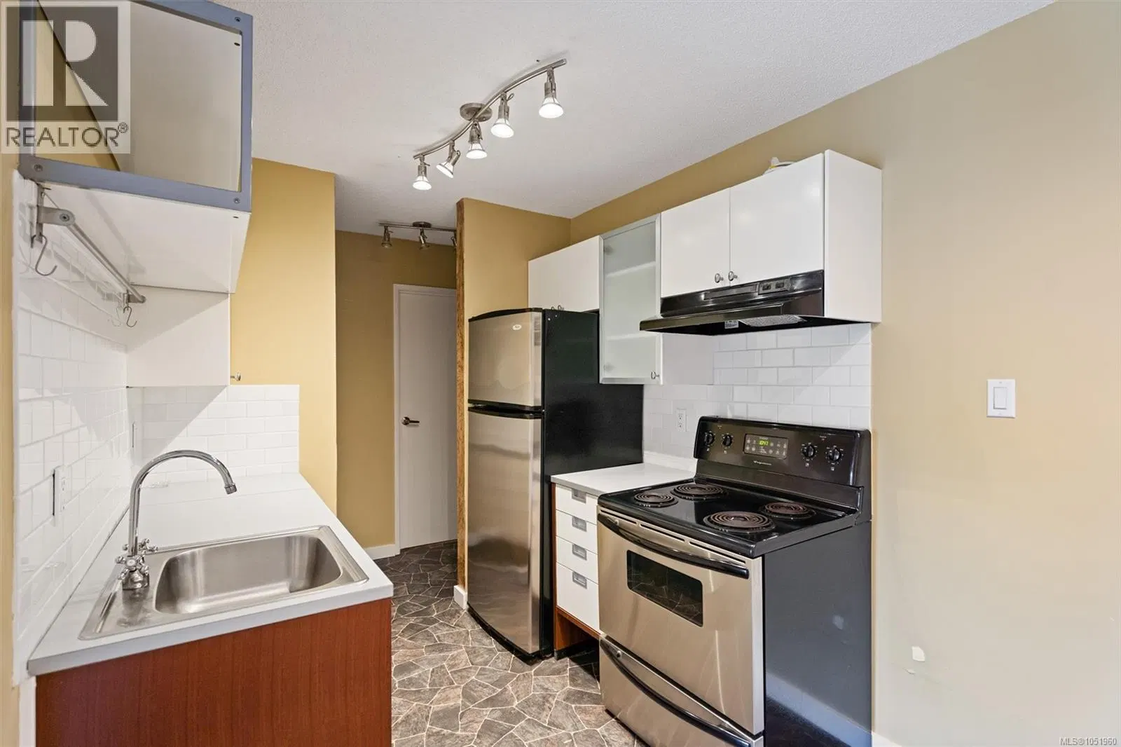 Photo 5 of 32 at #204 – 1035 McClure Street