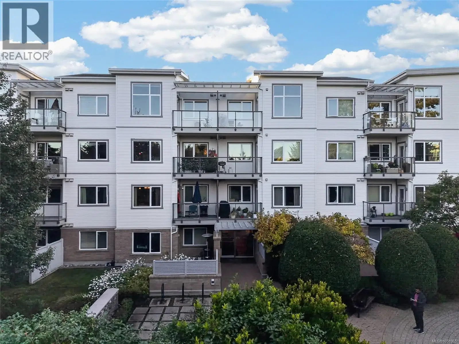 #306 – 4394 West Saanich Road