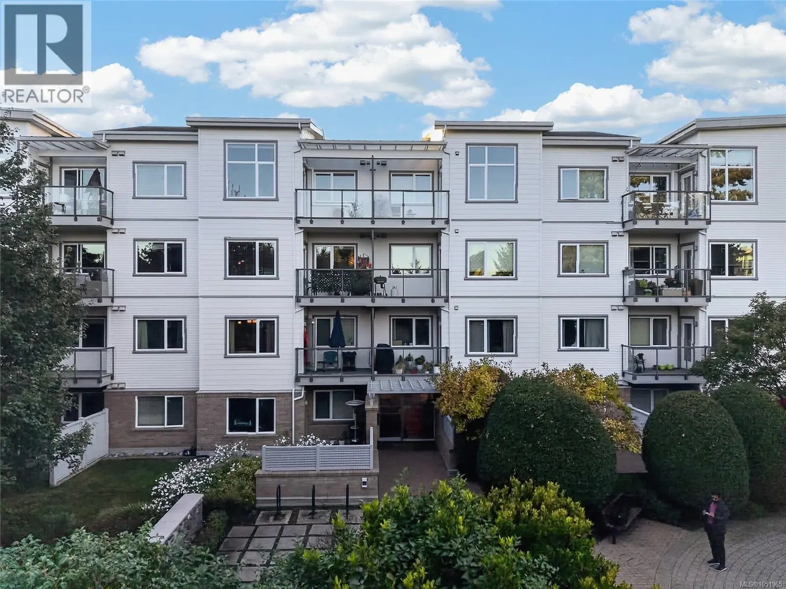 #306 – 4394 West Saanich Road