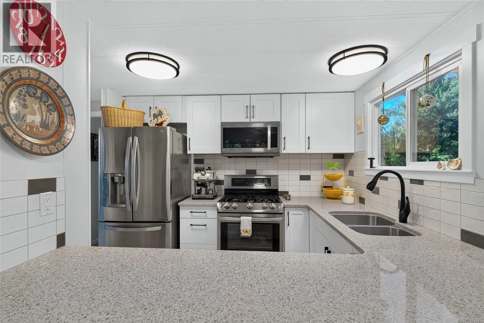 Photo 4 of 39 at 6071 Pine Ridge Crescent