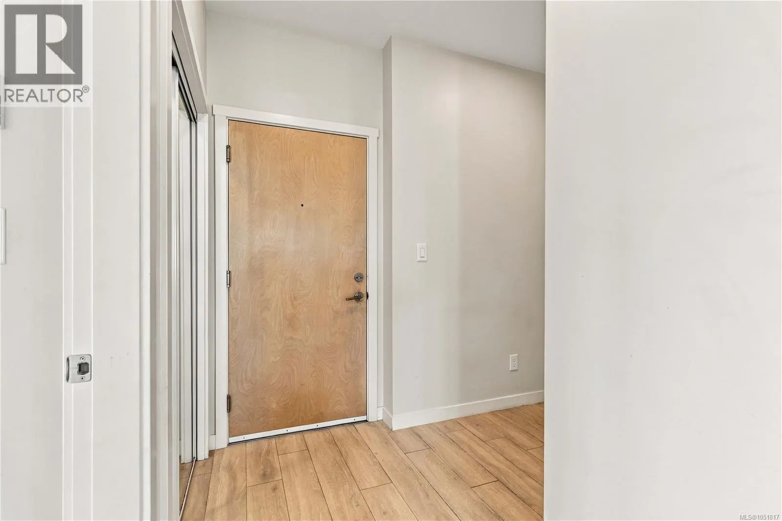 Photo 4 of 26 at #602 – 810 Orono Avenue