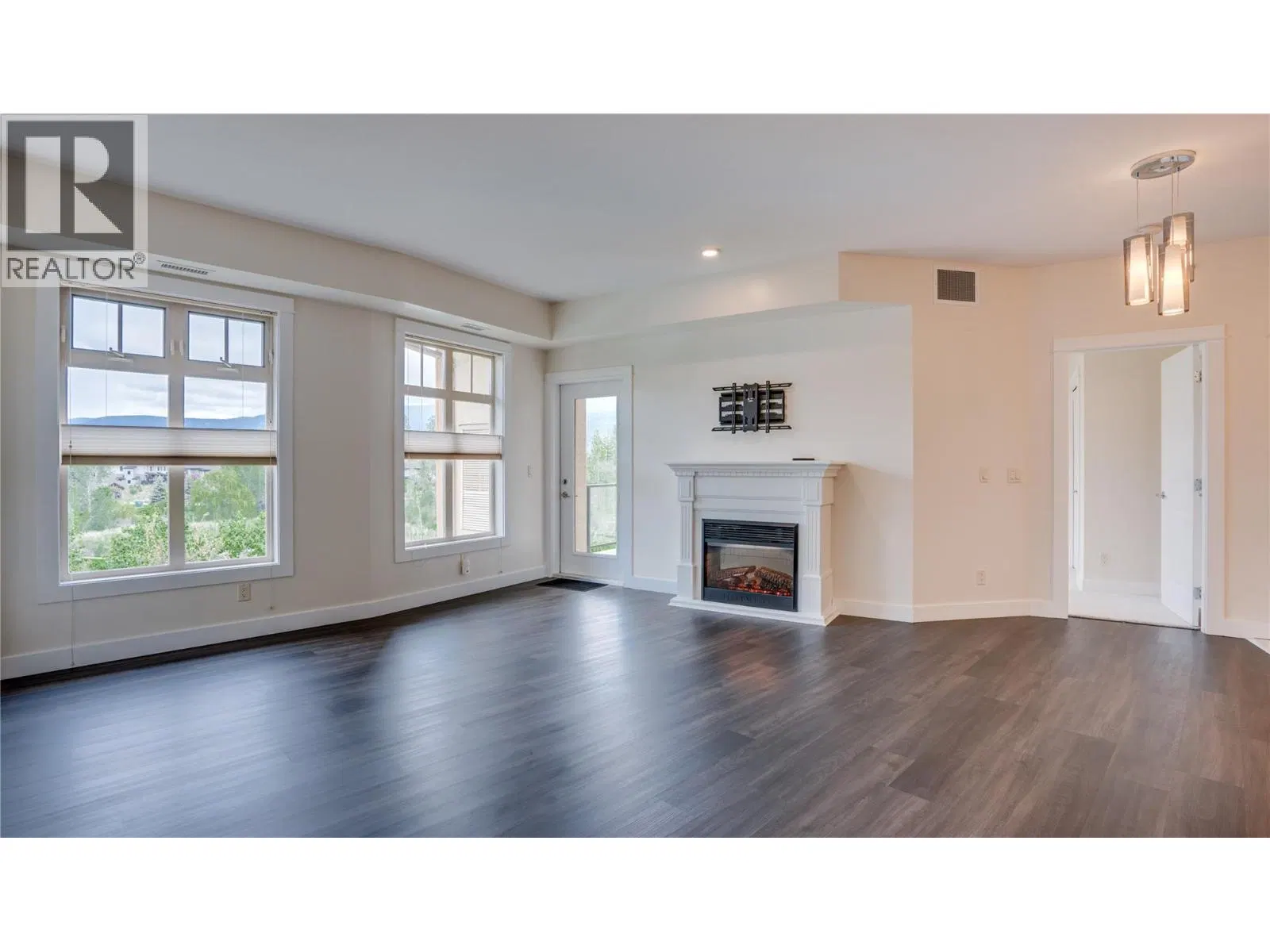 Photo 3 of 40 at #412 – 2551 Shoreline Drive