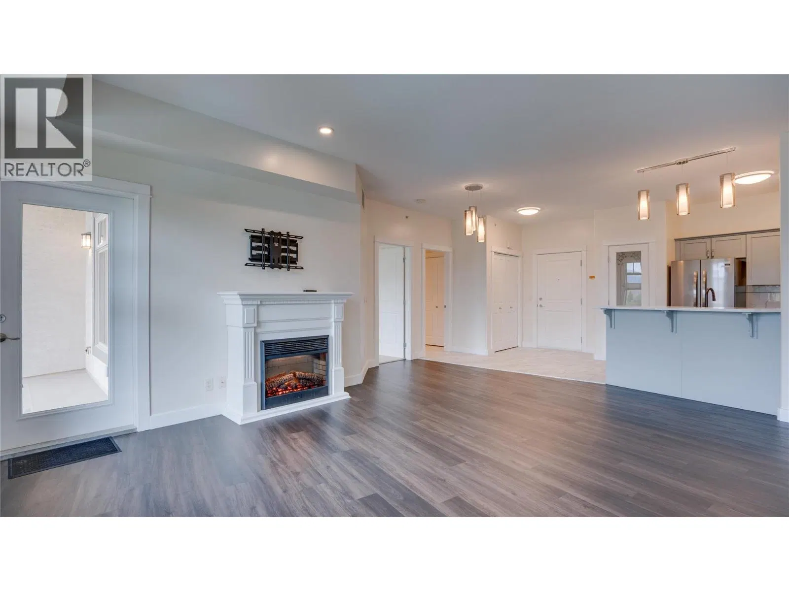 Photo 5 of 40 at #412 – 2551 Shoreline Drive