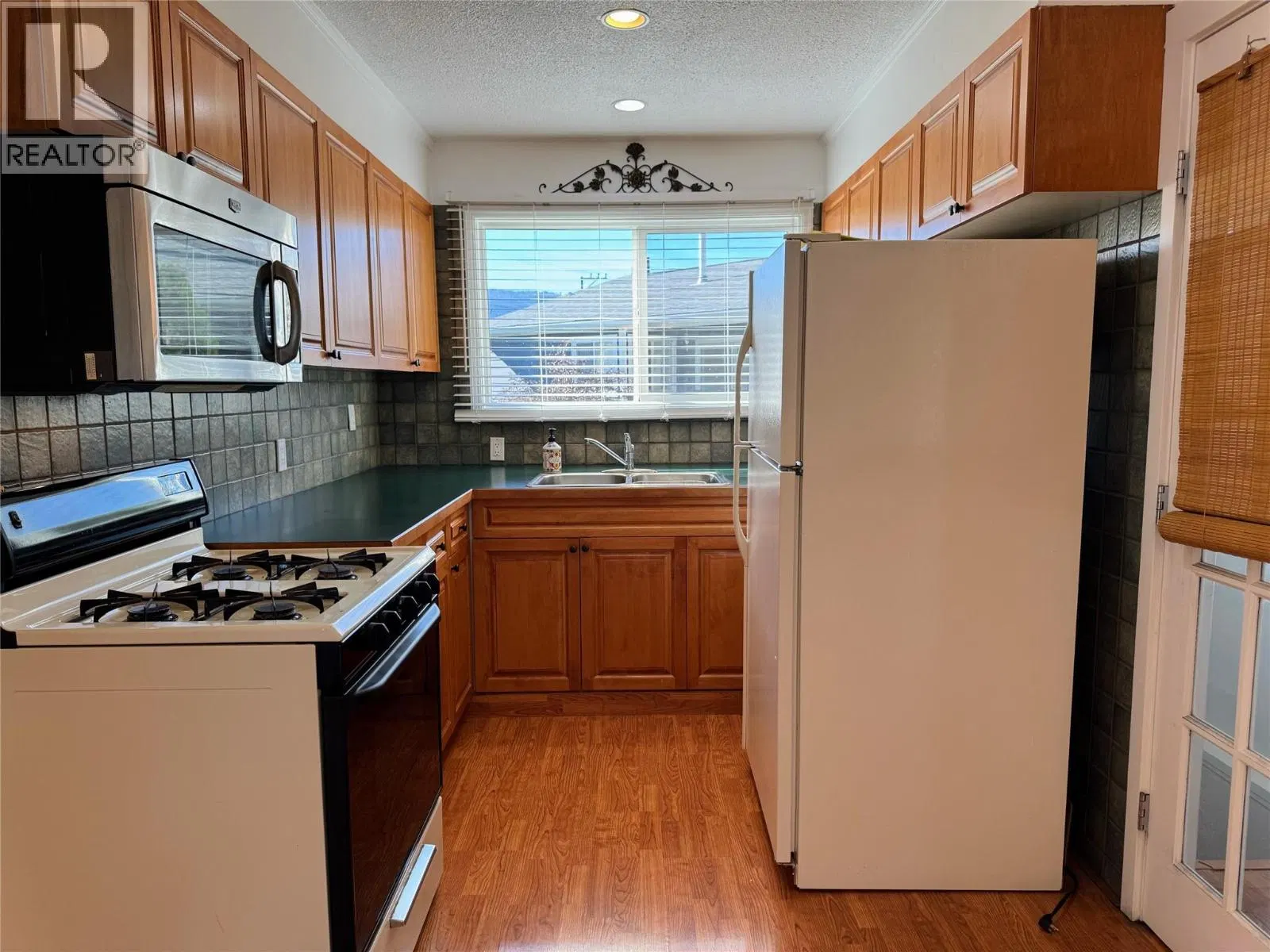 Photo 3 of 35 at 2152 Mamette Avenue