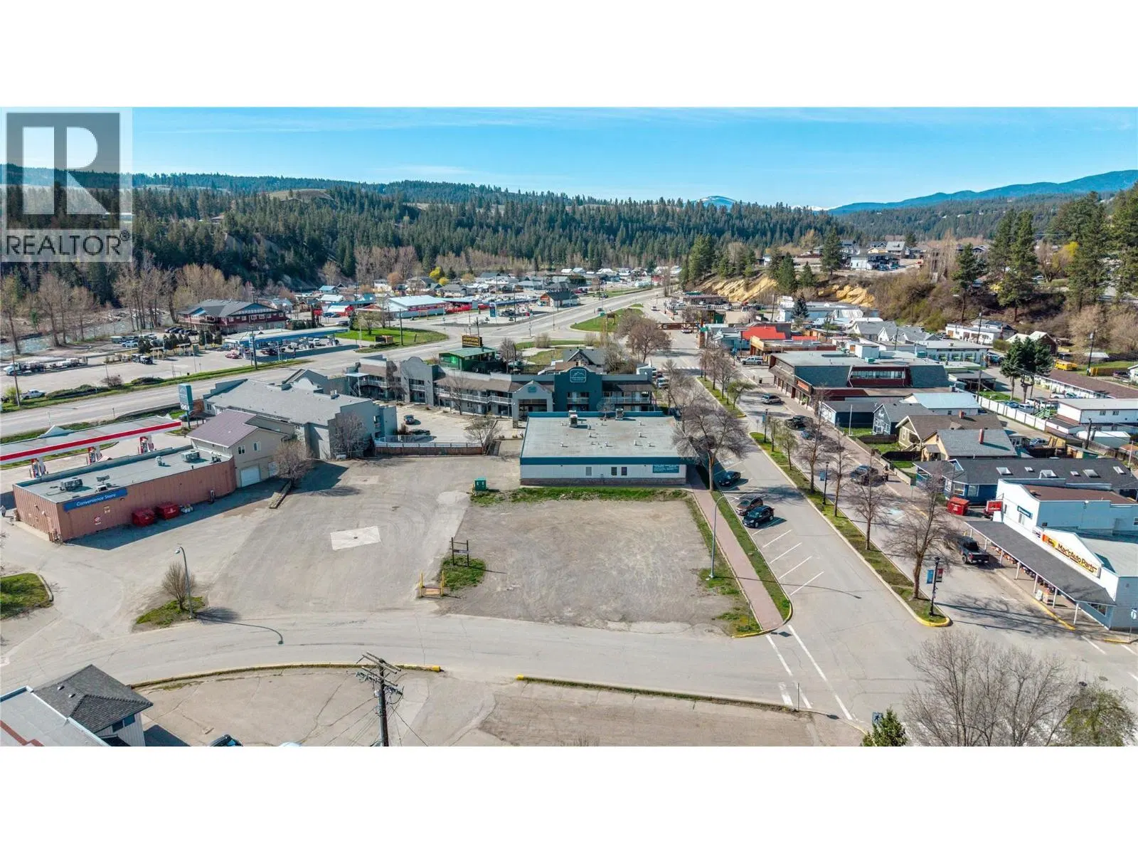 Photo 2 of 11 at 196 Vermilion Avenue