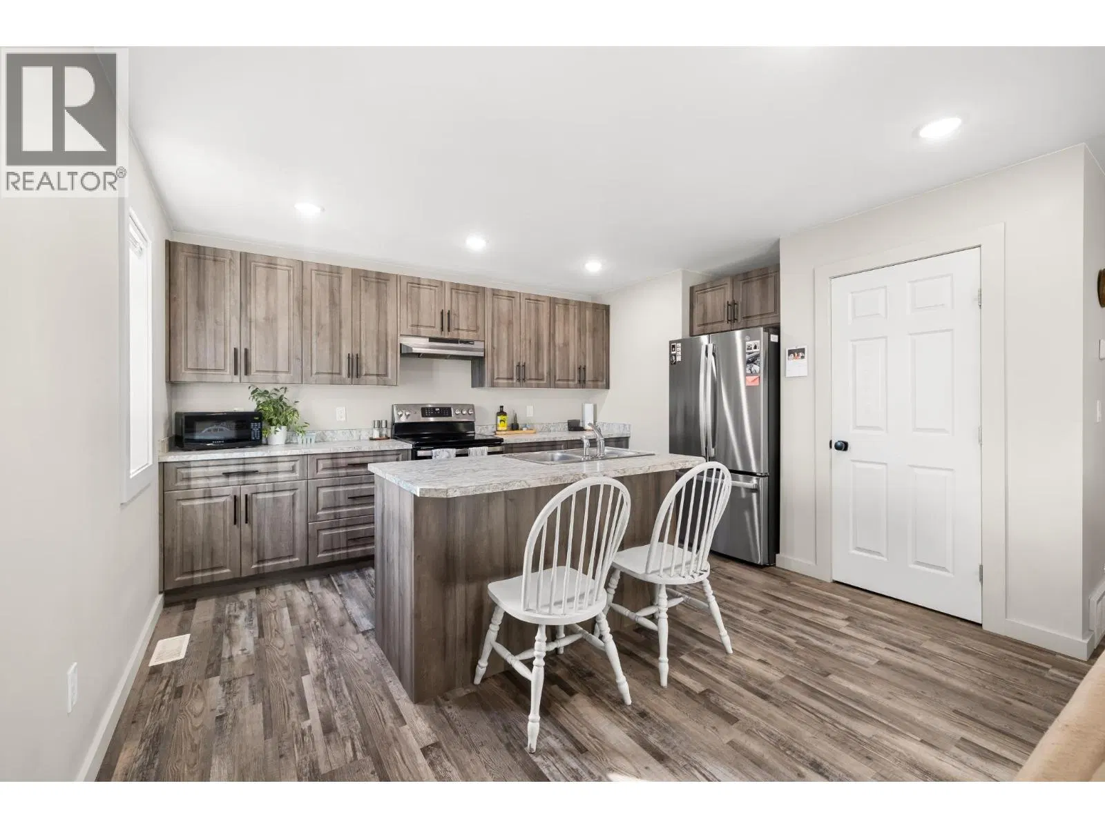 Photo 5 of 28 at 220 6TH Avenue