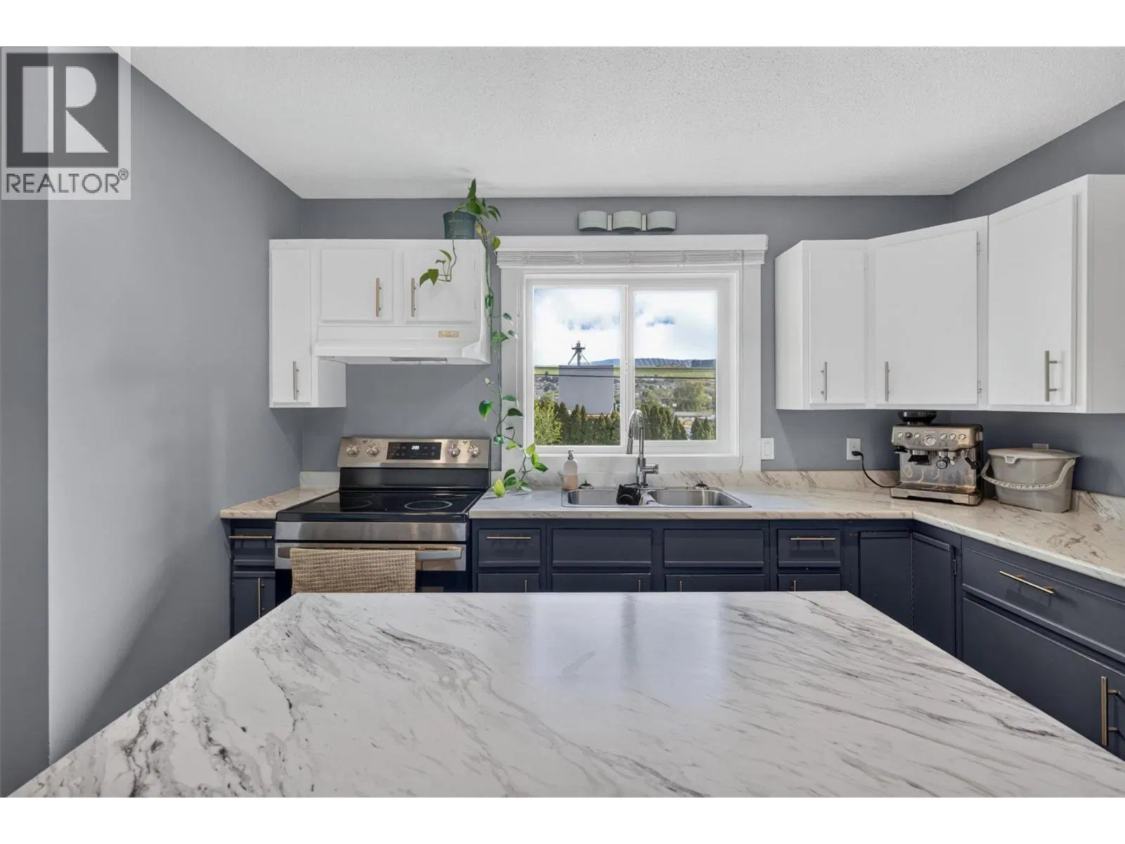 Photo 5 of 44 at 5113 27 Avenue