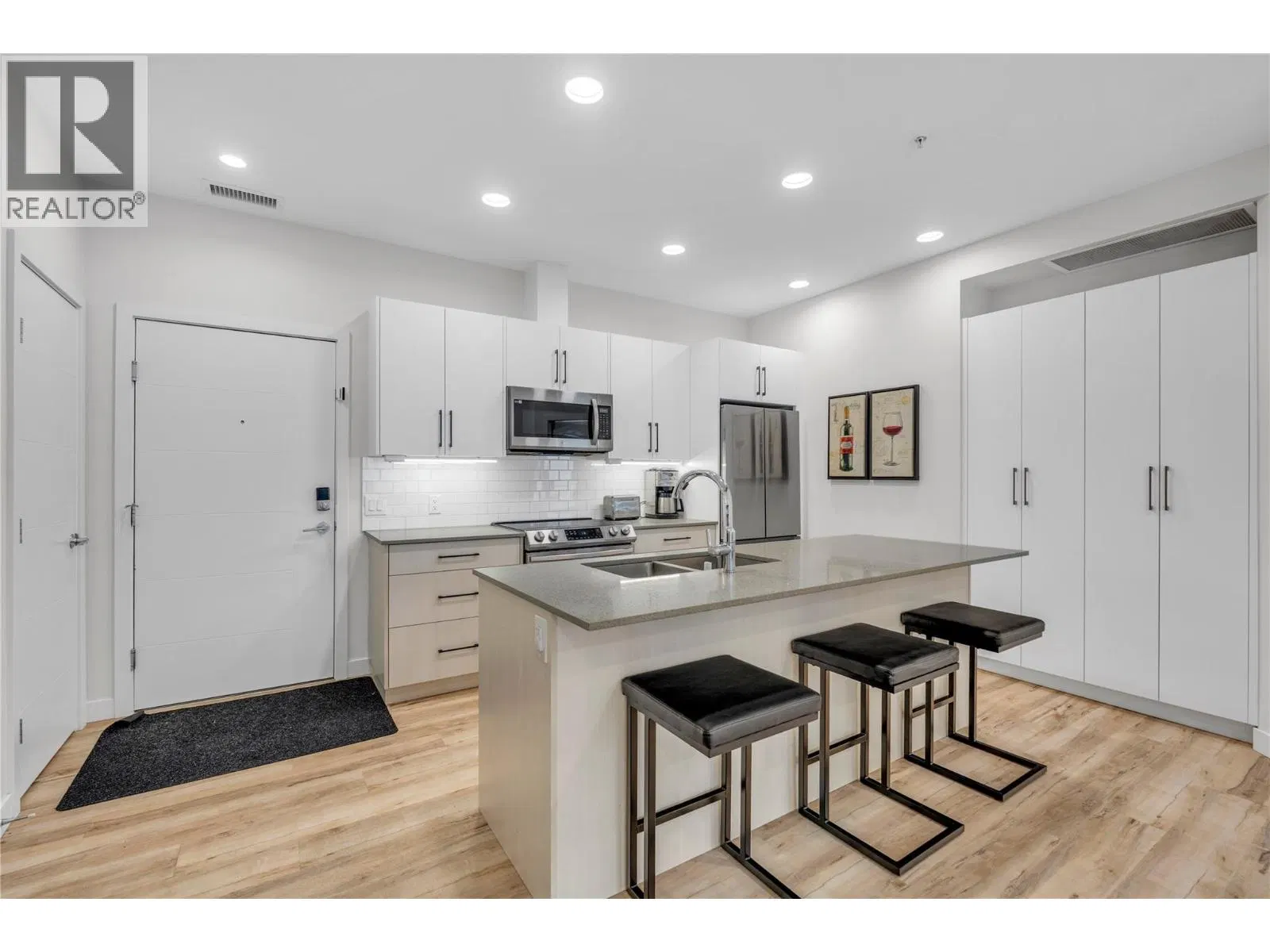 Photo 2 of 25 at #113 – 13417 Lakeshore Drive