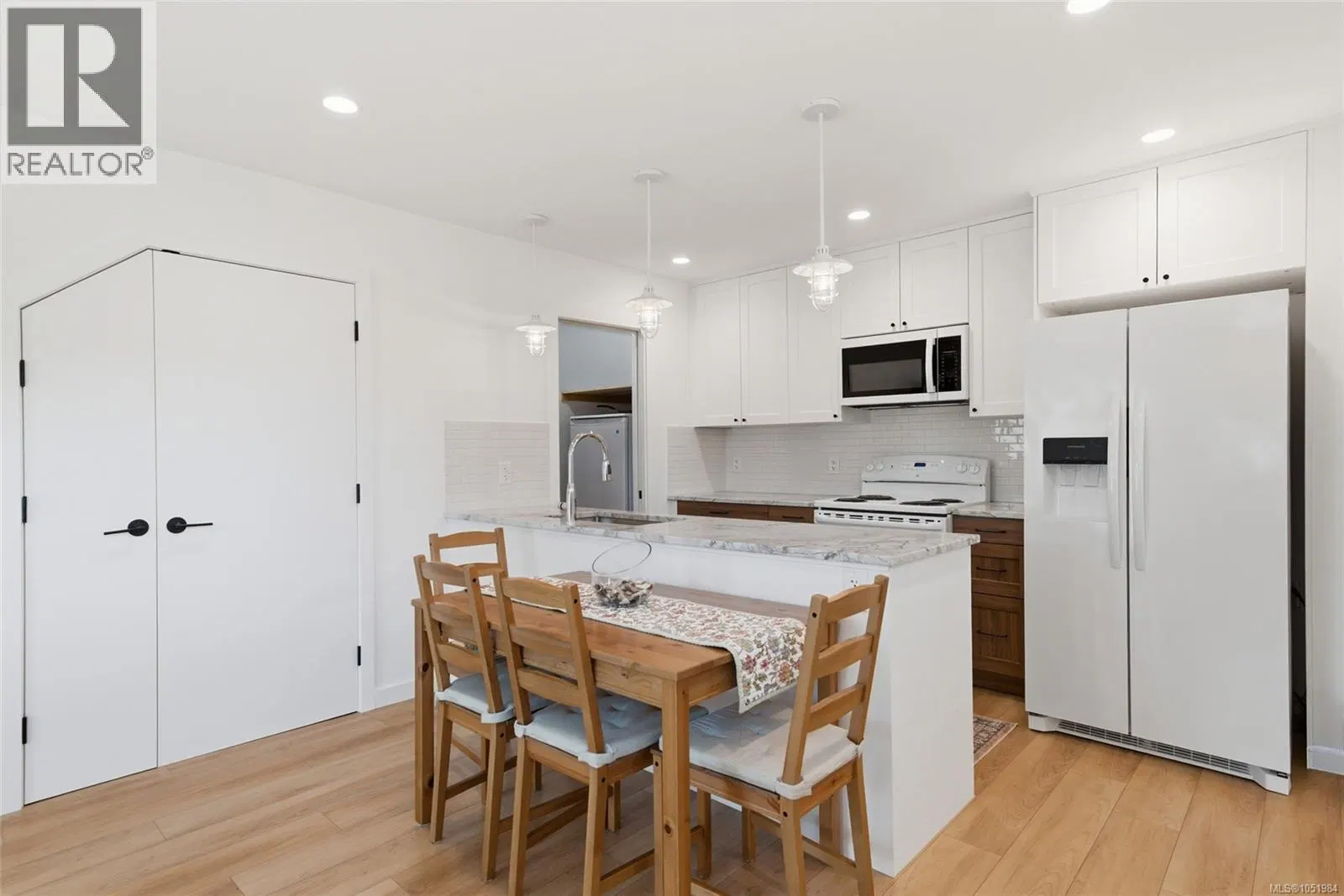 Photo 3 of 31 at 2616 3rd Avenue